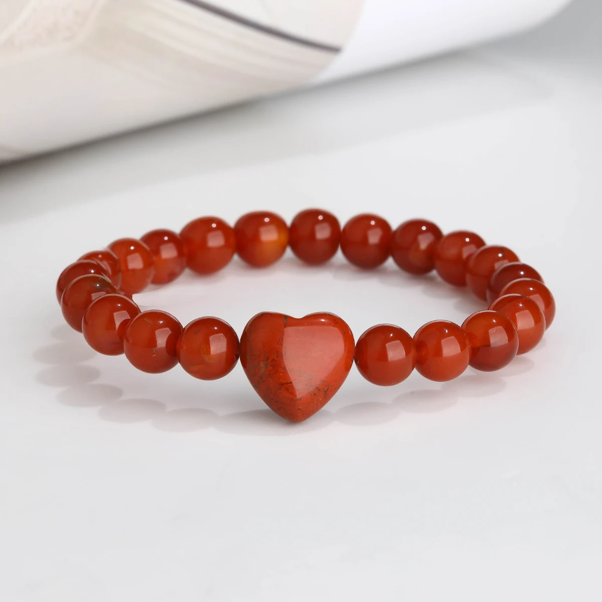 قطعة واحدة من سوار الخرز المستدير الجديد لعيد الحب مقاس 8 مم من الحجر الطبيعي على شكل قلب مناسبة للأزواج لتقديمها كهدية (شحنها)