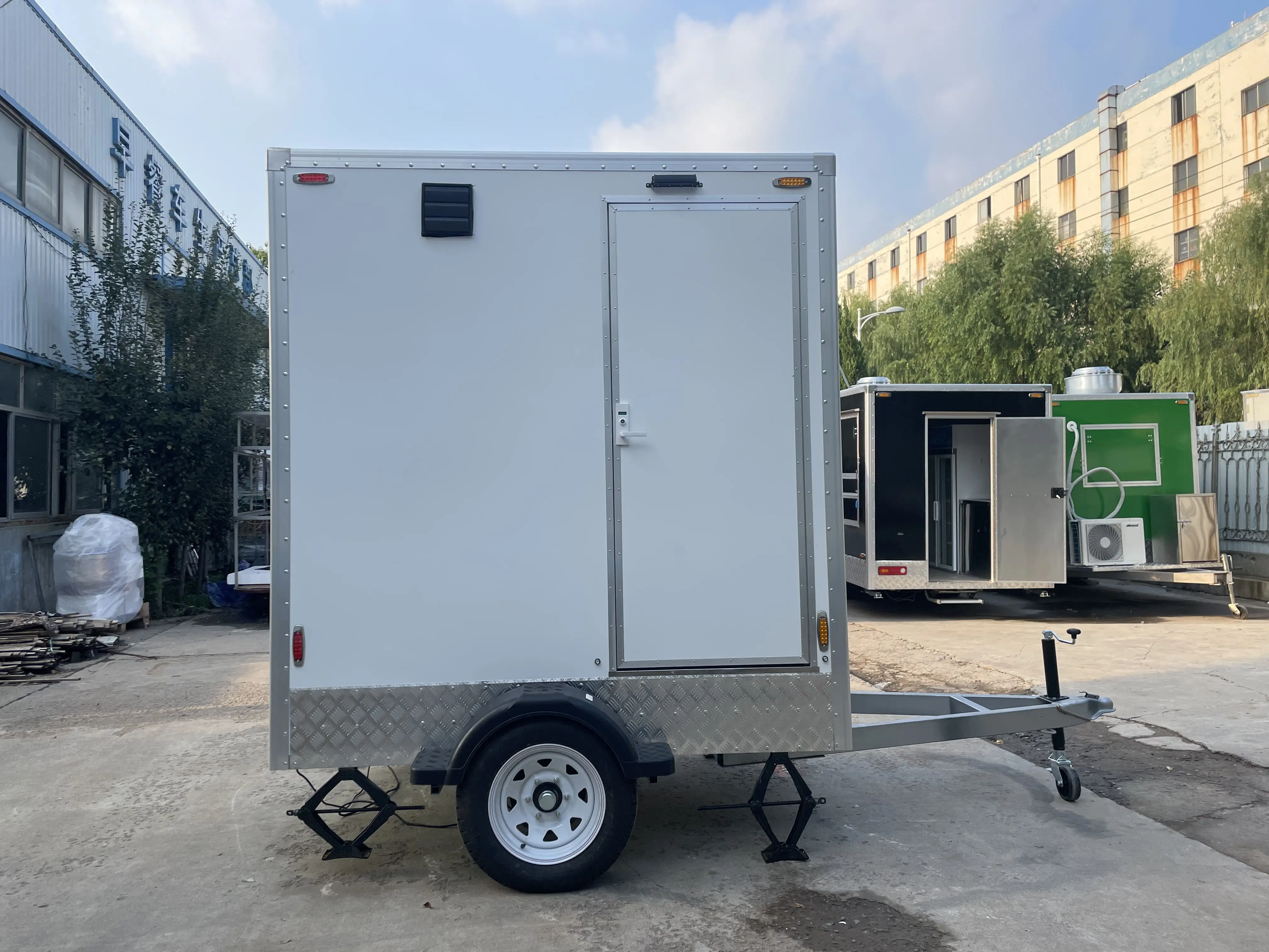 Single Stall Portable Steel Structure Eco-Friendly Toilet Trailer Outdoor Use Luxury Mobile Restroom