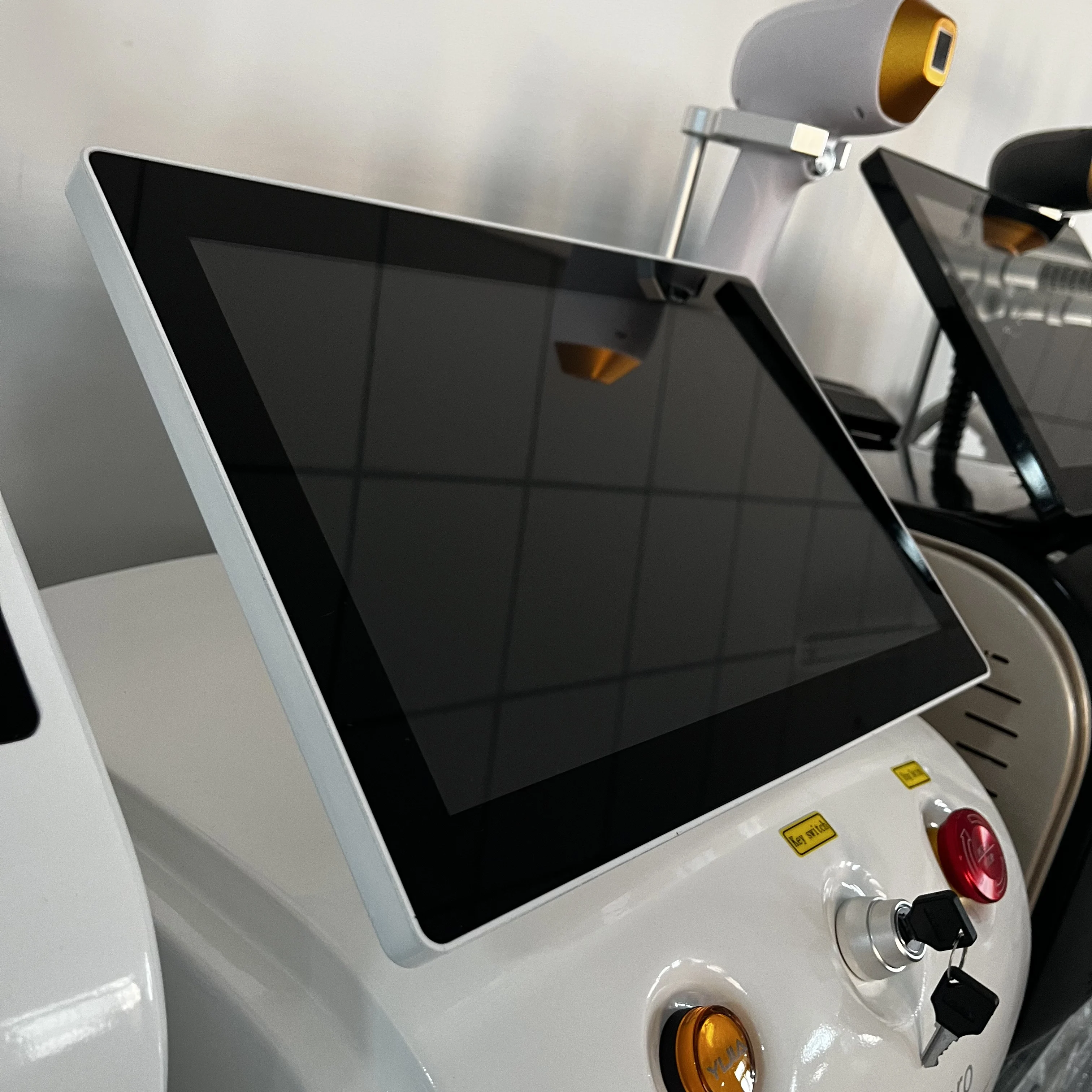 

Professional Diode Ice Titanium Laser Hair Removal Machine Portable 808 755 1064 Alexandrite Device 3 Waves Permanent Removal