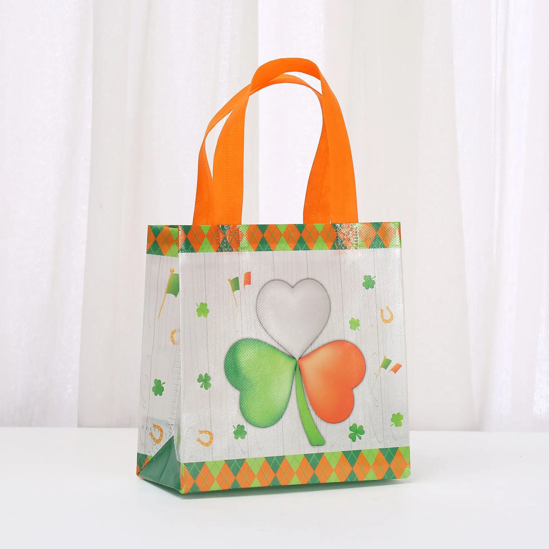 8Pcs St. Patrick's Day Theme Non-woven Gift Packing Bag Green Shamrock Shopping Bag for Lucky Irish National Day Party Decor