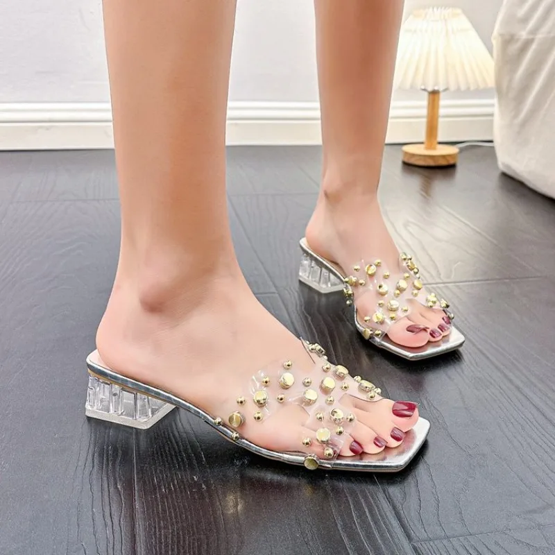 صنادل نسائية مقاس كبير أحذية صيفية جديدة بمقدمة مربعة مفتوحة من الأمام وحزام شفاف وكعب قطة