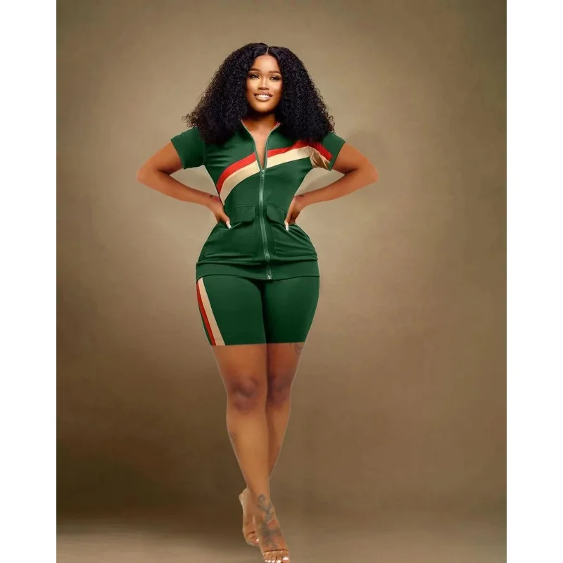 

Новый летний женский модный комплект 2023 года: футболка на молнии с принтом и шикарные брюки, подходящие для зимнего сезона, для женщин среднего возраста.