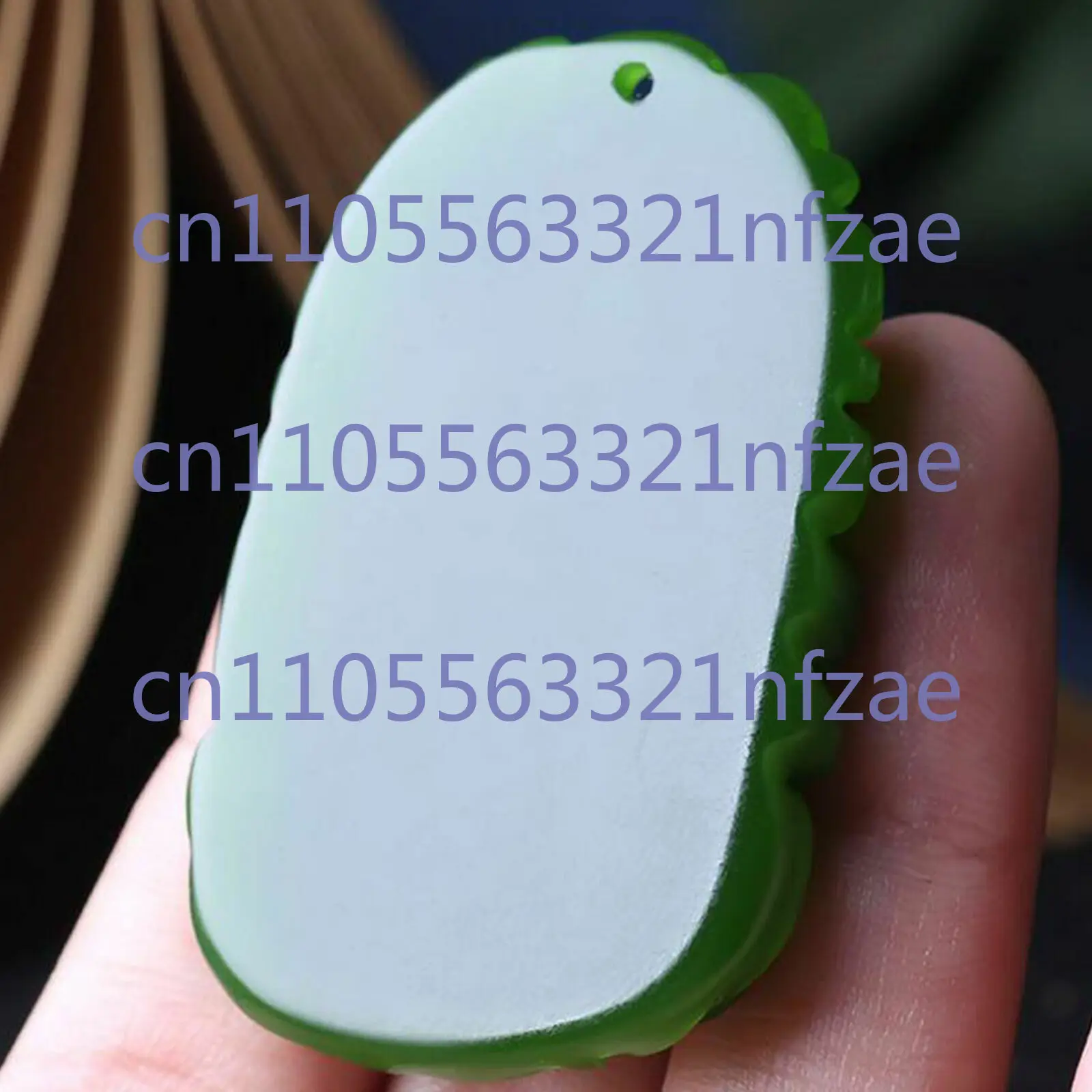 Naturalny zielony jadeitowy wisiorek w kształcie smoka, ręcznie rzeźbiony amulet na szczęście.