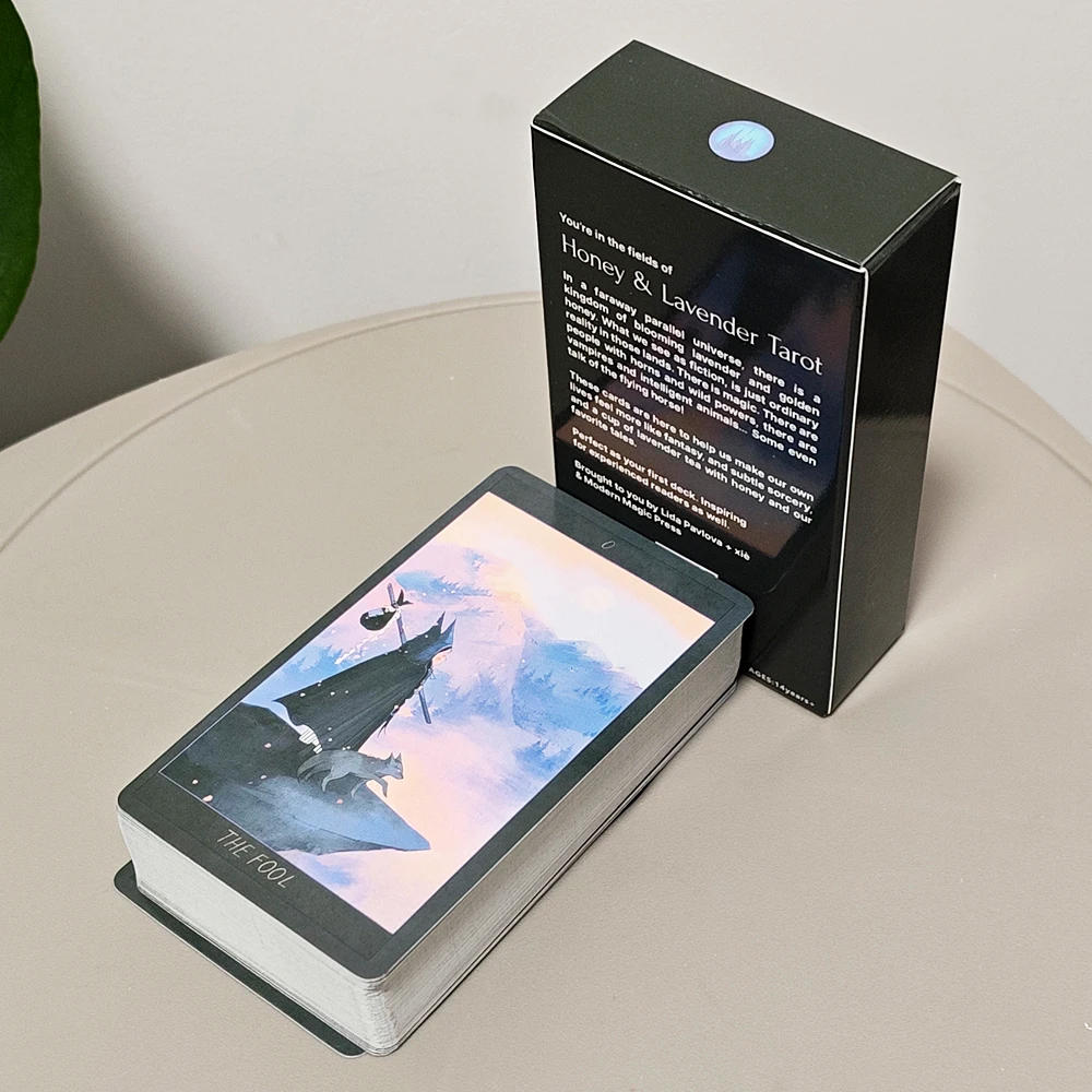 

Колода карт Таро «Мёд и Лаванда»: Эфирное фэнтезийное искусство, 78 карт, сочетающие мечтательную эстетику с глубокой мистической символикой, 10,3*6 см.