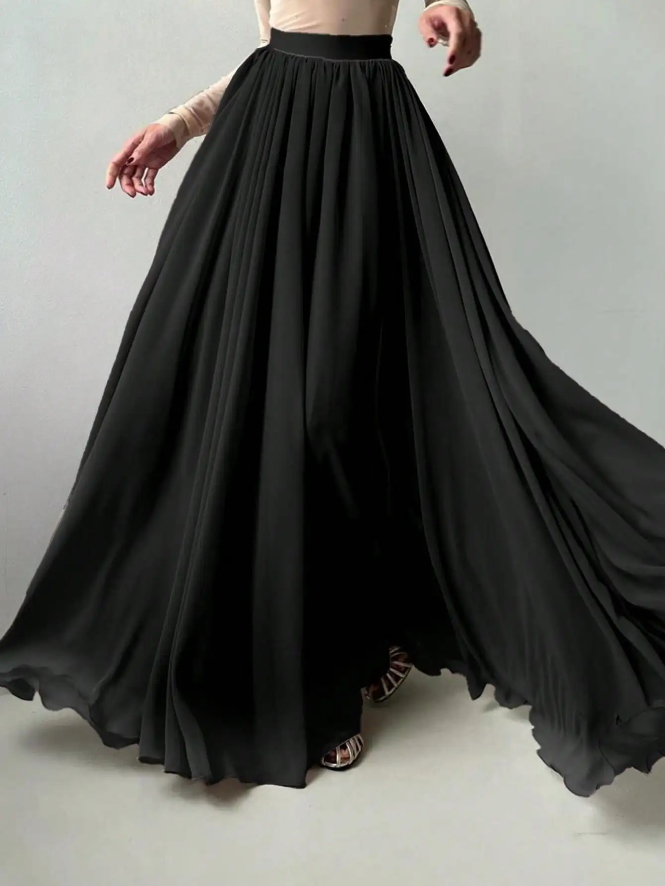 Abito lungo fluido estivo plissettato in chiffon a rete nera elegante da donna, adatto per festival musicali, abbigliamento quotidiano per ragazze giovani