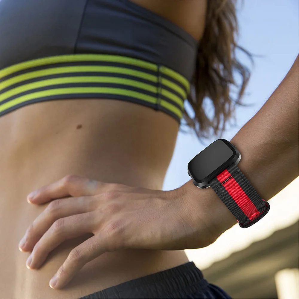 Fitbit Versa 用調節可能な織ナイロン交換用時計ストラップ - ブラック / レッド