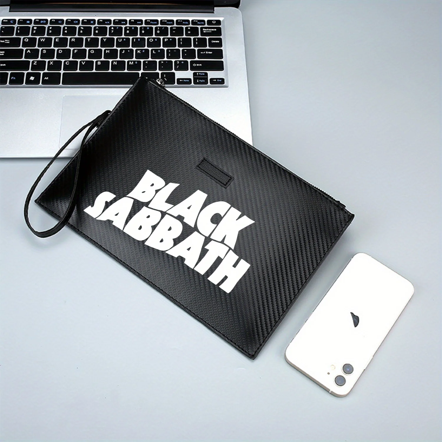 حقيبة يد رجالية من البولي يوريثان مطبوعة بأحرف بيضاء وجريئة وشعار فرقة السبت الأسود، عصرية وعملية للحمل اليومي #2