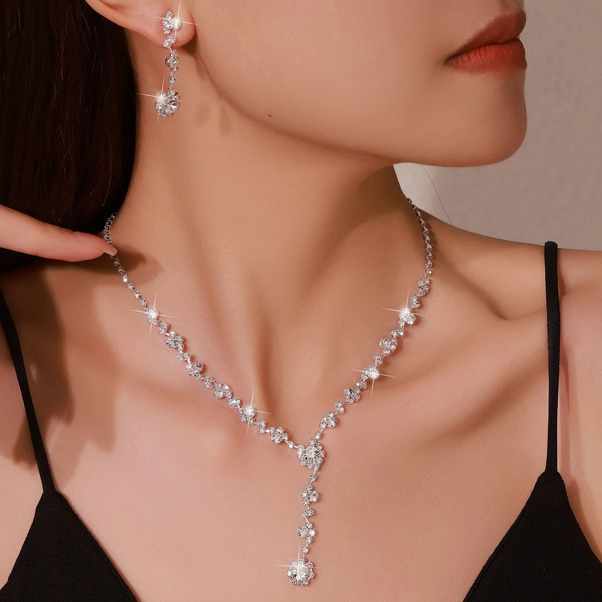 

A set of hot-selling exquisite claw chain necklace exaggerated earrings set two-piece set water drop neck chain dinner women
