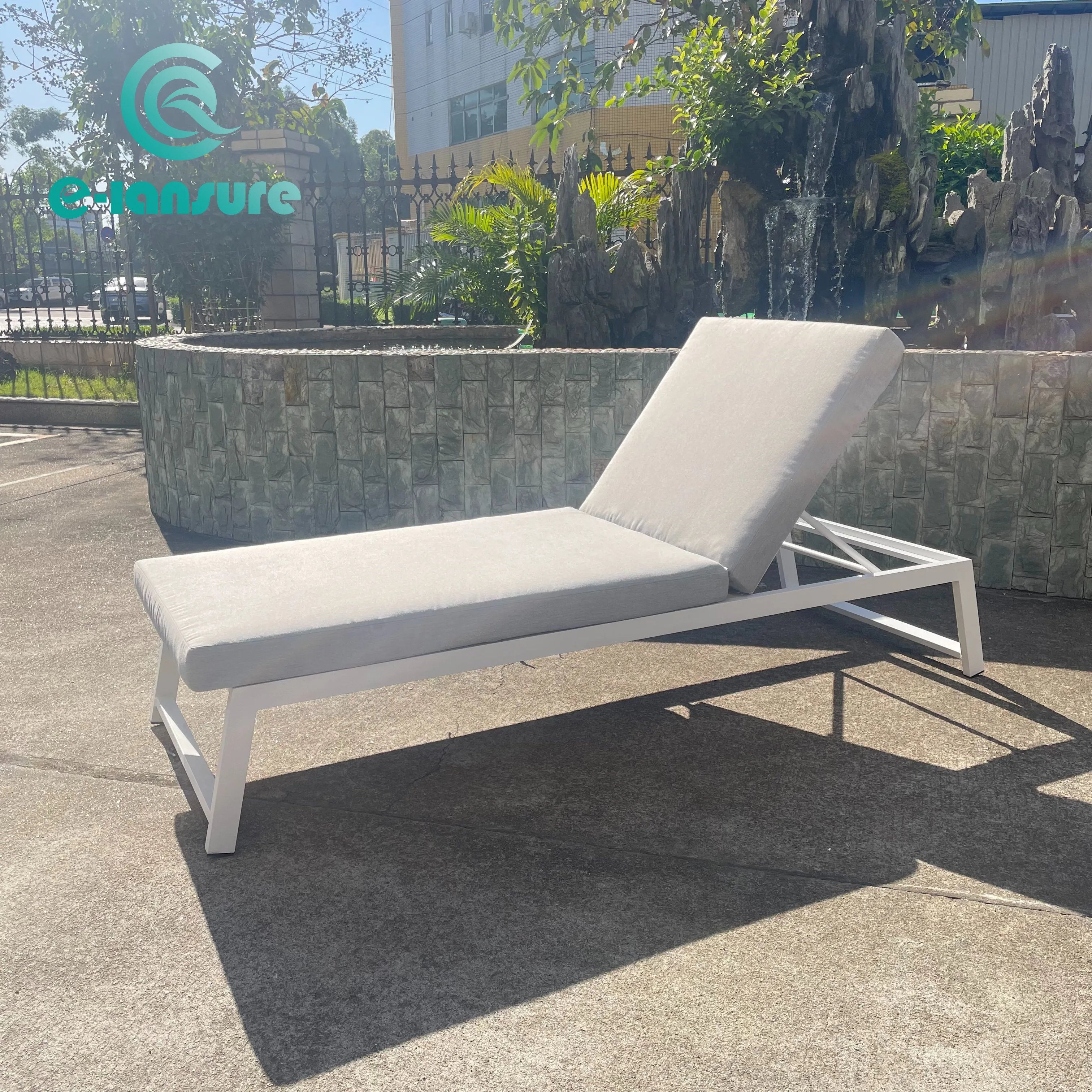 Stylish And Durable Waterproof Aluminum Garden Lounge Chair With Edge Table For Outdoor Hotel Garden