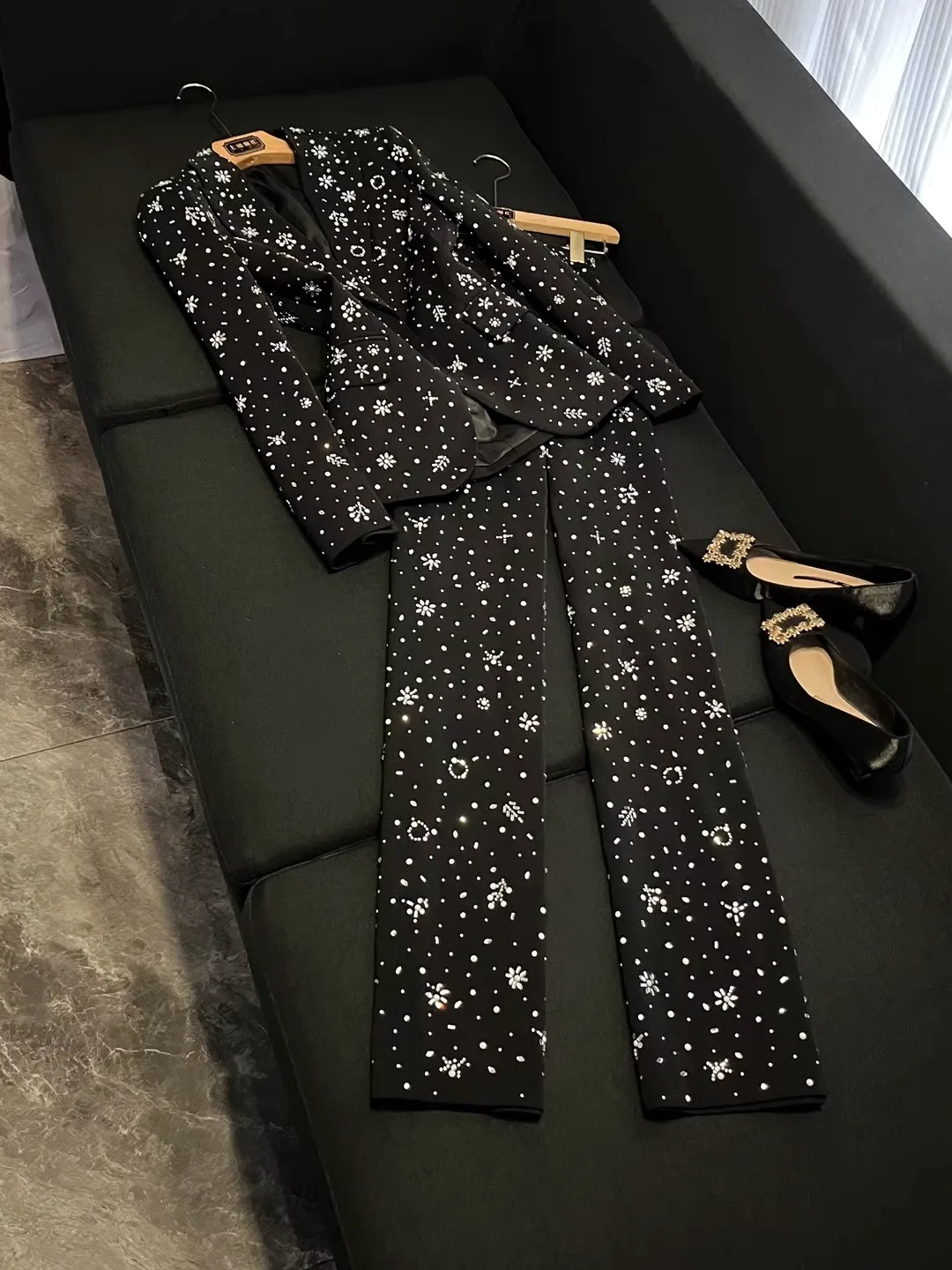 

Модный женский костюм X230: Утепленная блестящая куртка и широкие брюки средней длины из Китая