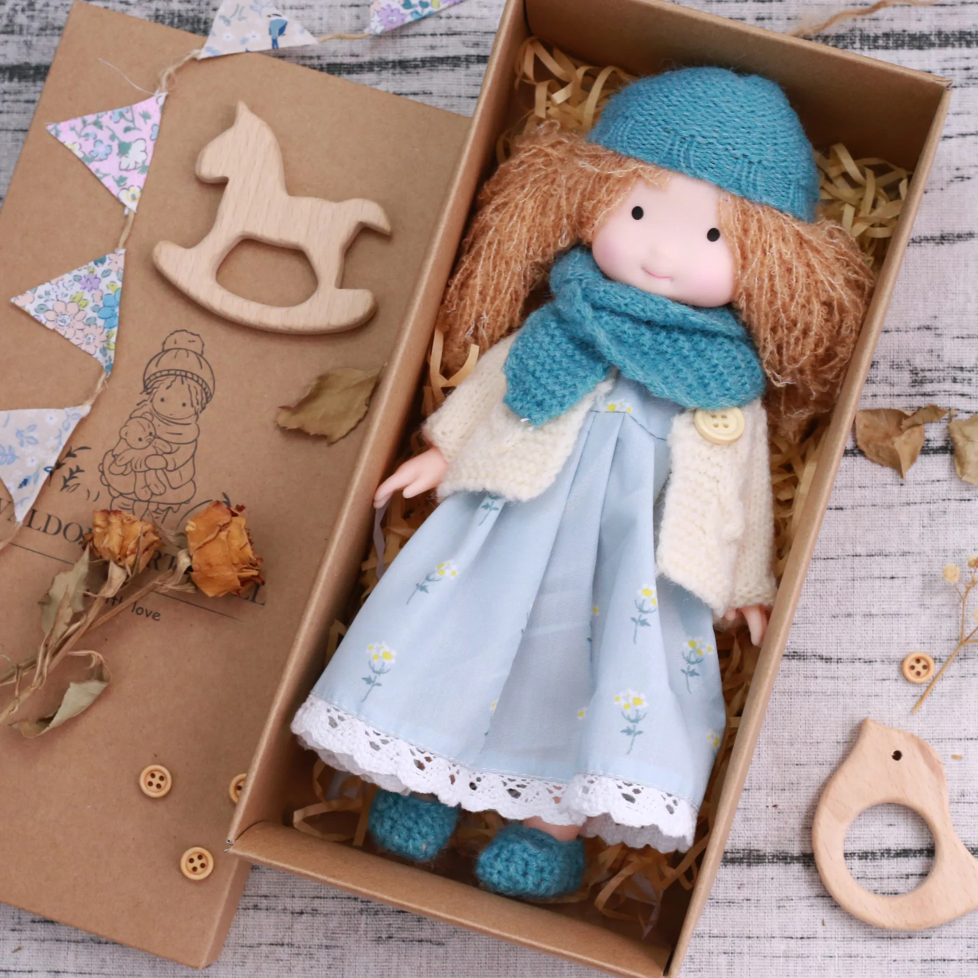 Waldorf-Vinylpuppe gepaart mit Spitzenbesatz, gemischtes handgefertigtes Strickjackenmantel, Mütze und Tasche, Babyspielzeug, Accessoires, Geschenk