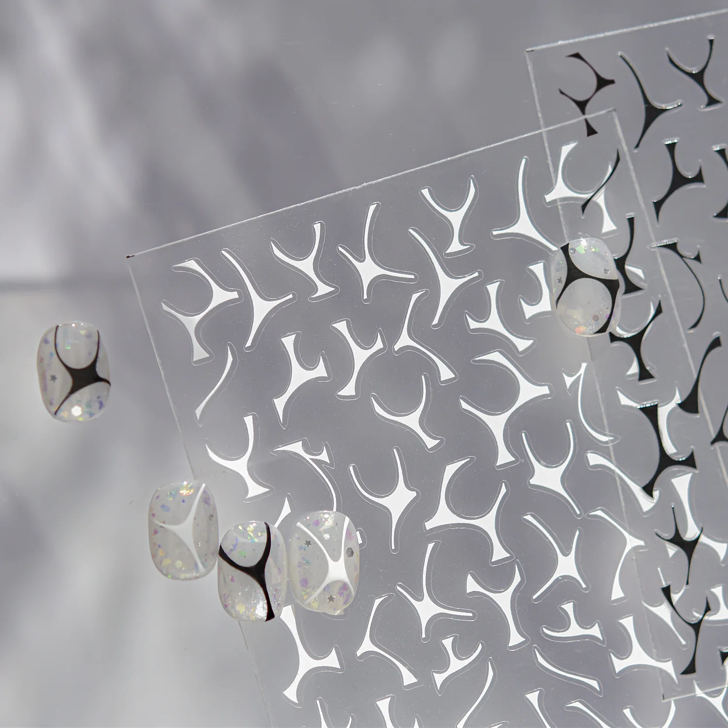 สติกเกอร์ติดเล็บลายเส้นโค้งสไตล์ฝรั่งเศสสีขาวทันสมัย 5 มิติ ลายเส้นศิลปะแบบอสมมาตร ชิ้นส่วนเรขาคณิตที่น่าหลงใหล สำหรับตกแต่งเล็บ