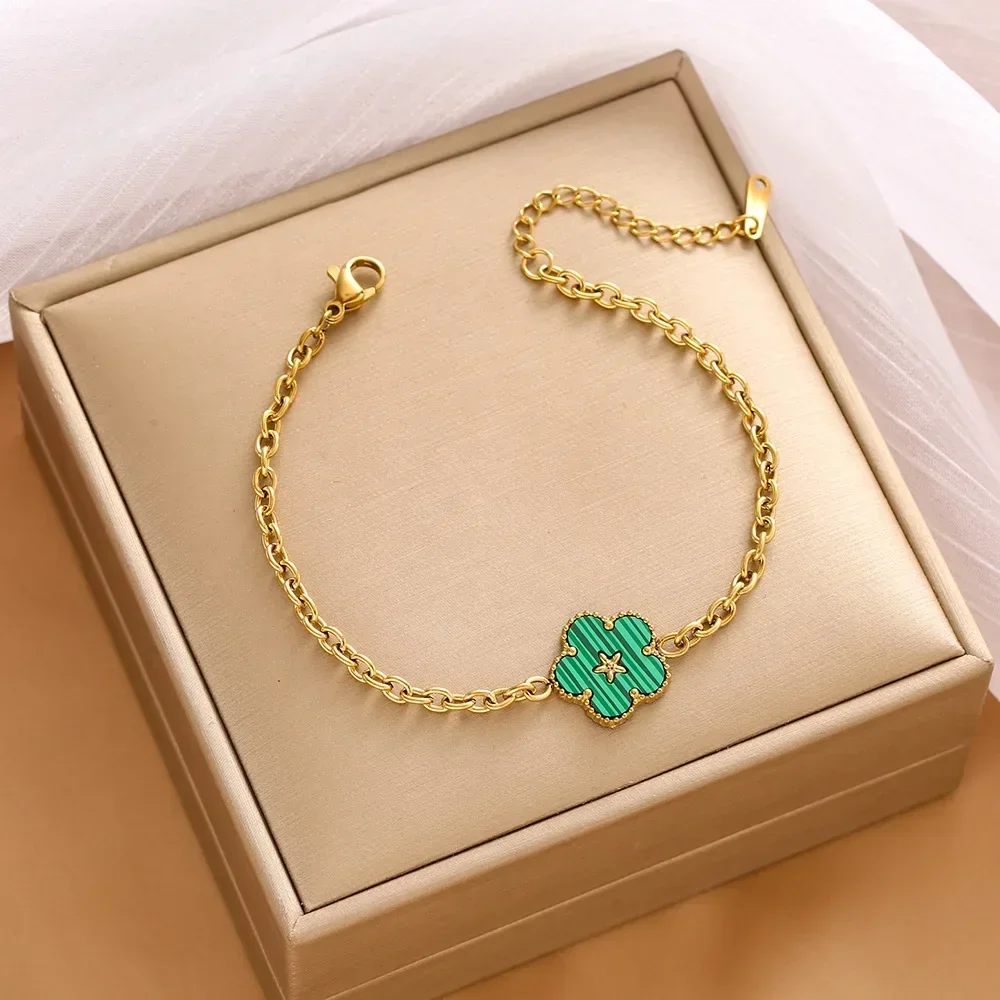 

95272025A popular stainless steel five-leaf clover bracelet that has become a trendy and fashionable four-leaf clover for women