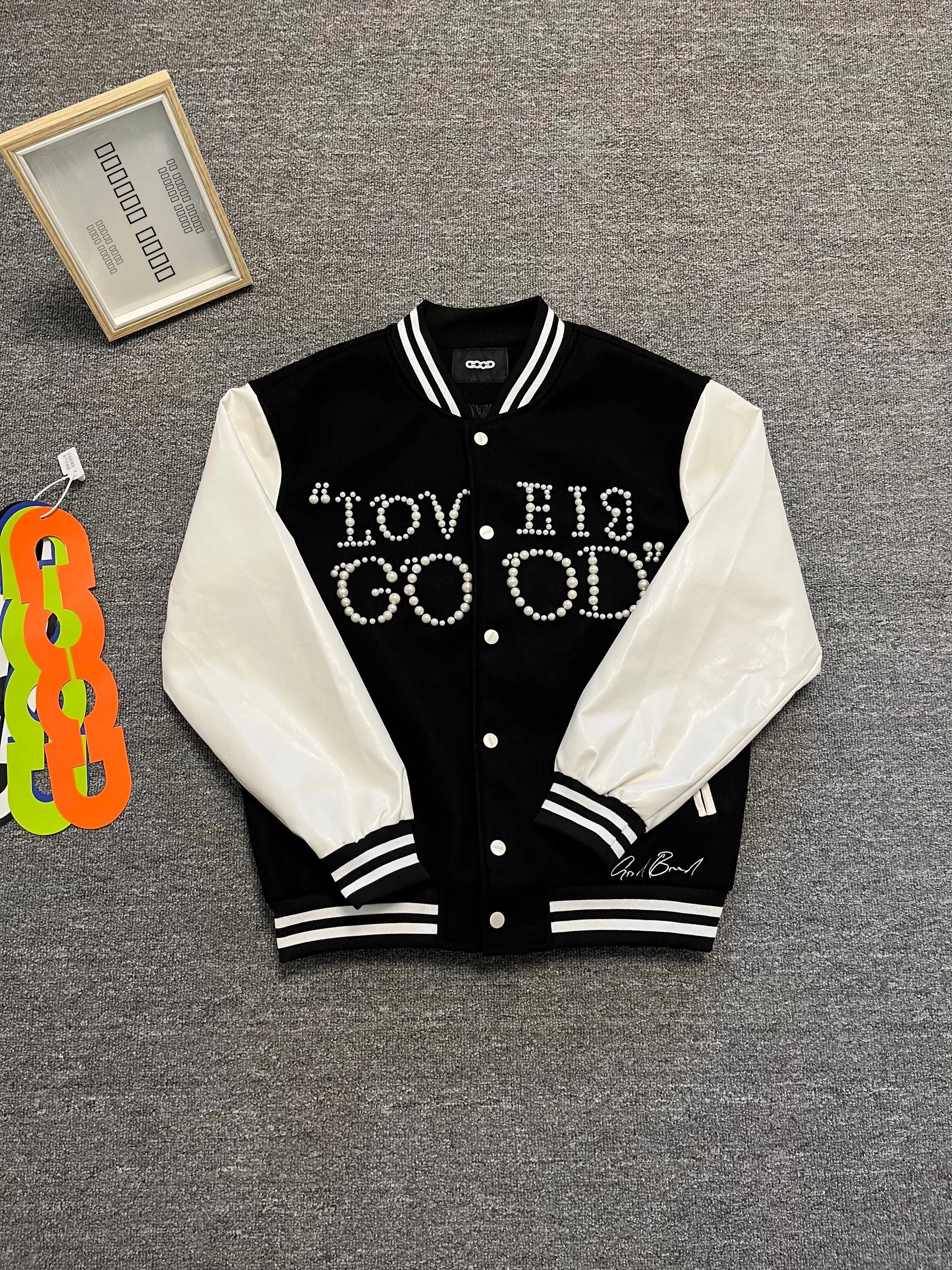 

Осенняя роскошная шерстяная куртка-бомбер унисекс с жемчугом и вышивкой, в американском стиле, с кожаными вставками и полосками, желтая, свободного кроя