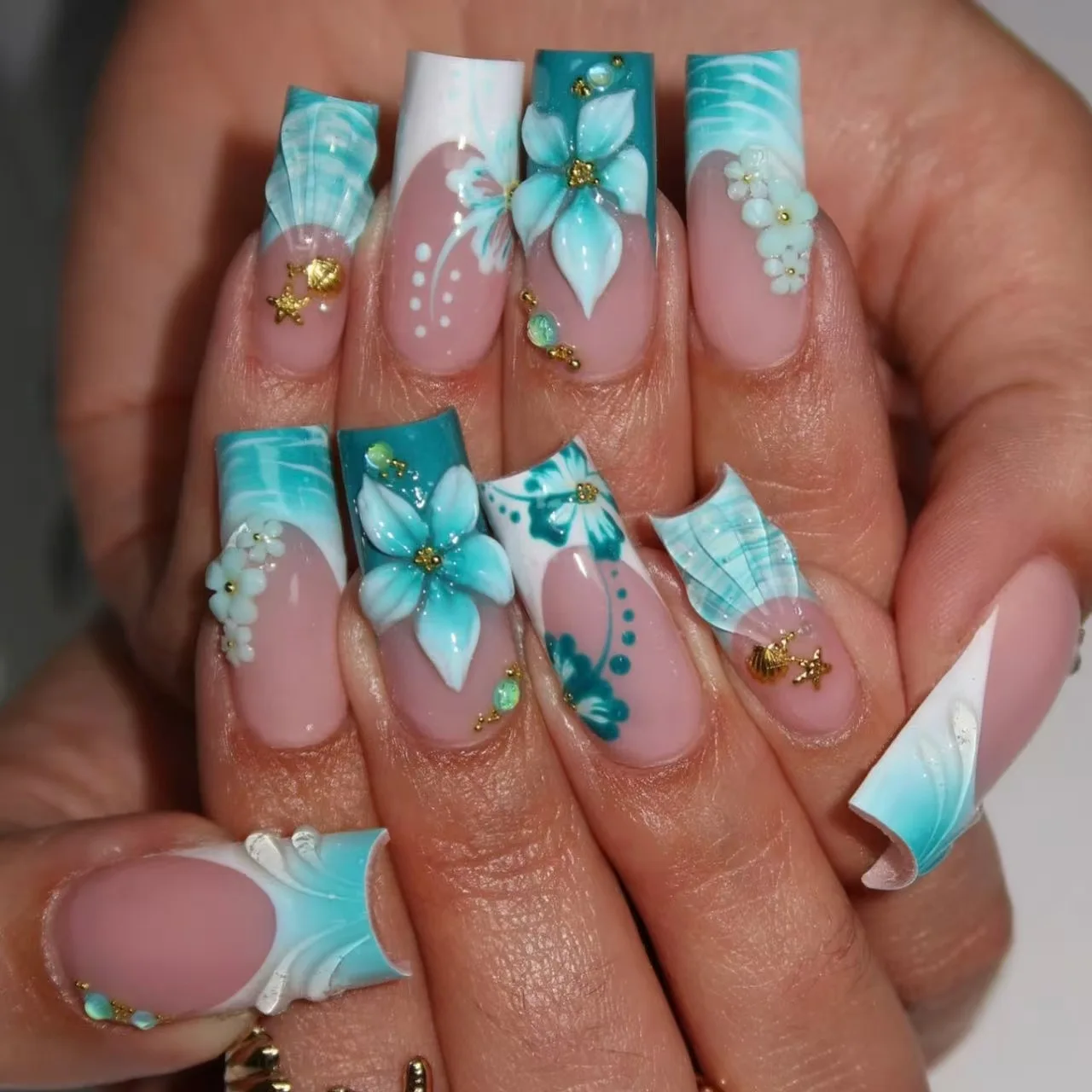 Mittellange künstliche Nägel für Frauen und Mädchen, 3D-geprägte Blumen, Farbverlauf in Blau, Gelb, Pink mit Strass, quadratische Nagelspitzen, Press-on-Nägel