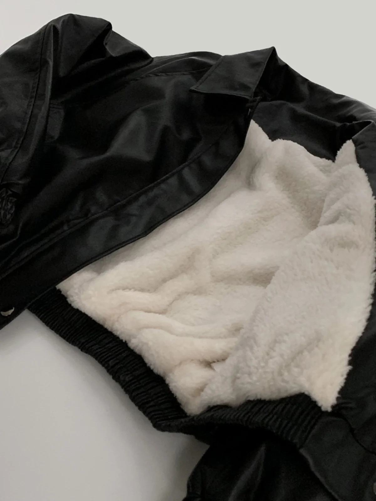 겨울 여성용 플리스 안감 가죽 재킷 루즈핏 긴 소매 턴다운 칼라 패셔너블 레트로 홍콩 스타일 숏 코트