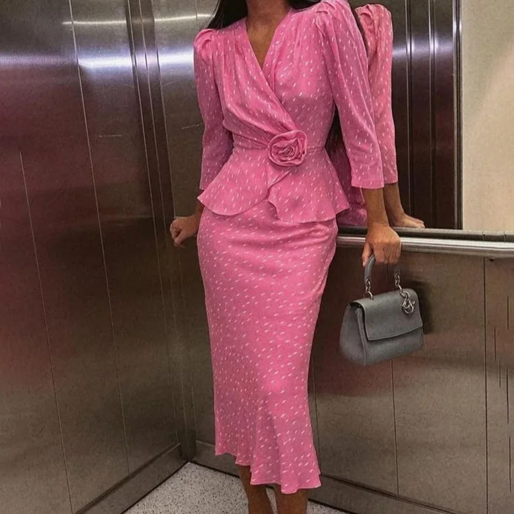 

Элегантный комплект из 2 предметов с розовым принтом. Женский наряд. Модный комплект с v-образным вырезом и бантом на шнуровке. Топы с рукавами три четверти и прямые юбки.