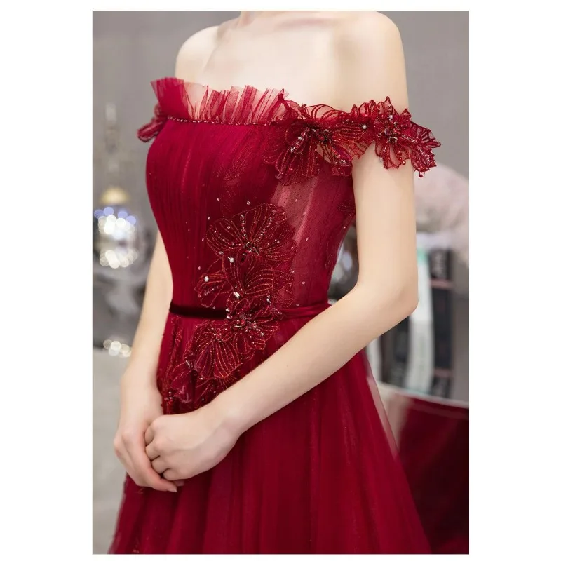 فستان سهرة نسائي جديد لعام 2025 بكتف واحد مثير شبكي مطرز باللون الأحمر الخمري فستان طويل أنيق للتخسيس للولائم