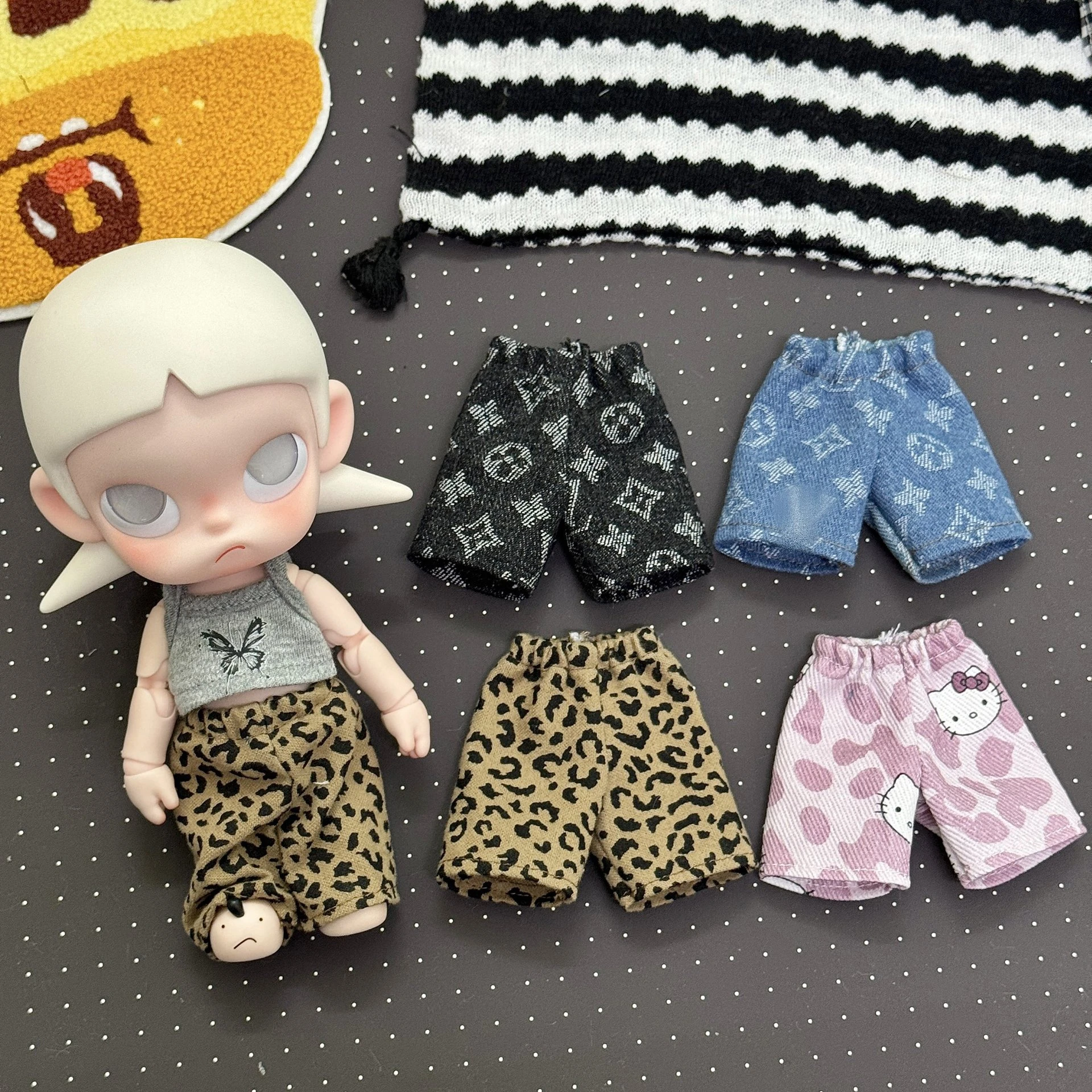 Fashion Y Vintage - 24cmのポテト人形用服：レオパード柄のワイドレッグパンツとヴィンテージ風のモノグラム柄ジーンズ、Zsiga Gazjie人形の着せ替え用カジュアルパンツ。