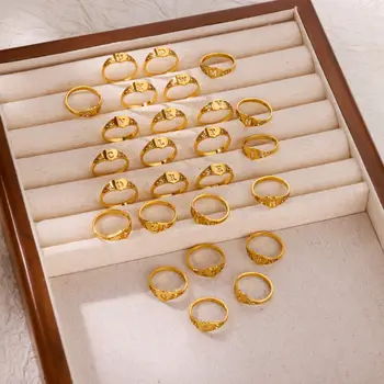 時尚鏤空字母心型戒指,女士金色不鏽鋼AZ字母戒指,美觀婚禮首飾禮品 10 最佳銷售 戴金戒指的女人 - №4