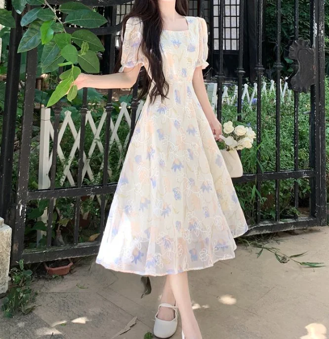 Jurk met vierkante hals in Franse stijl voor de zomer van 2025, nieuwe high-end dunne taille afslankende temperament a-lijn bloemen mesh-jurk