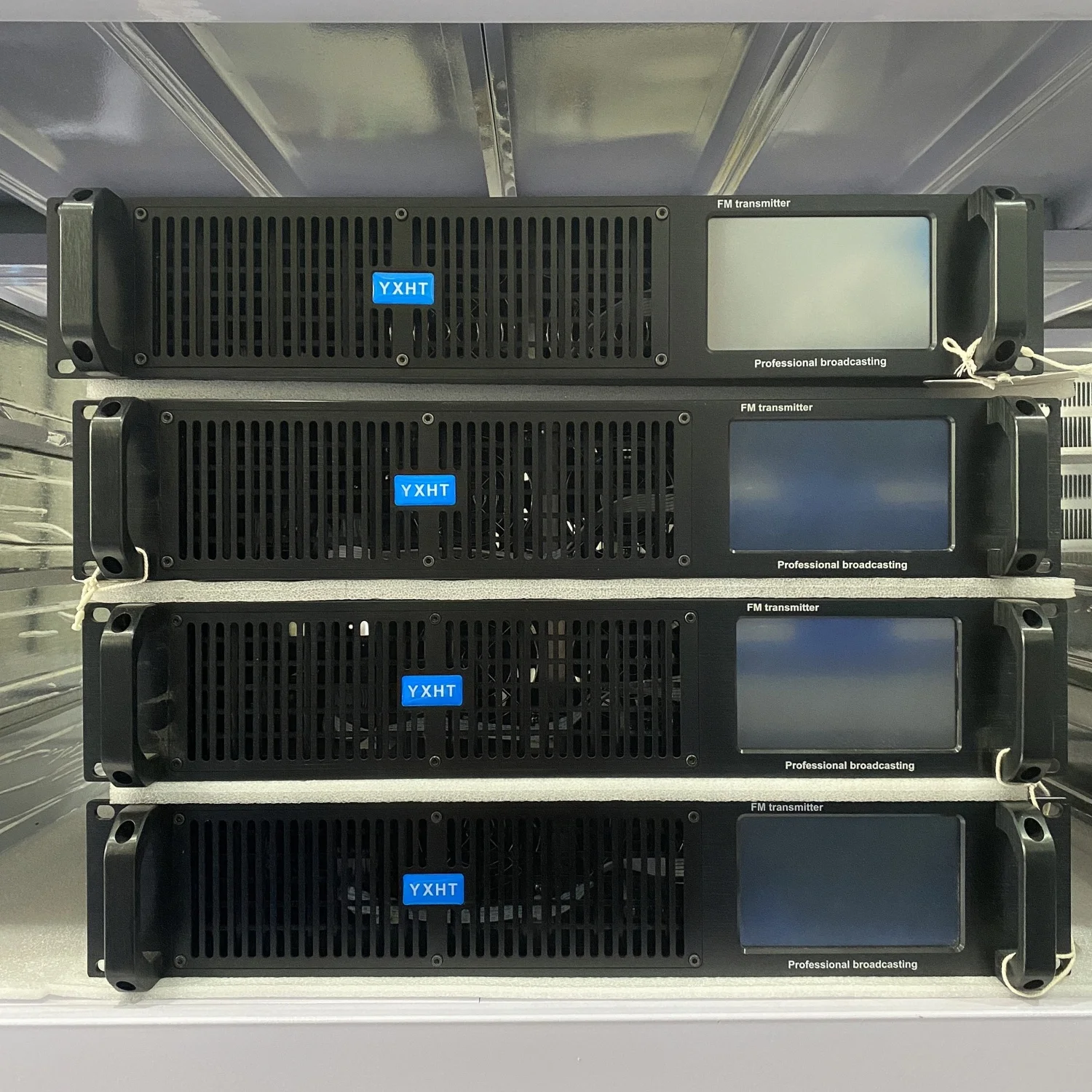 HP- Campus и церковные передачи стандартного оборудования: комплект FM-передатчика с сенсорным экраном 2U, 650 Вт