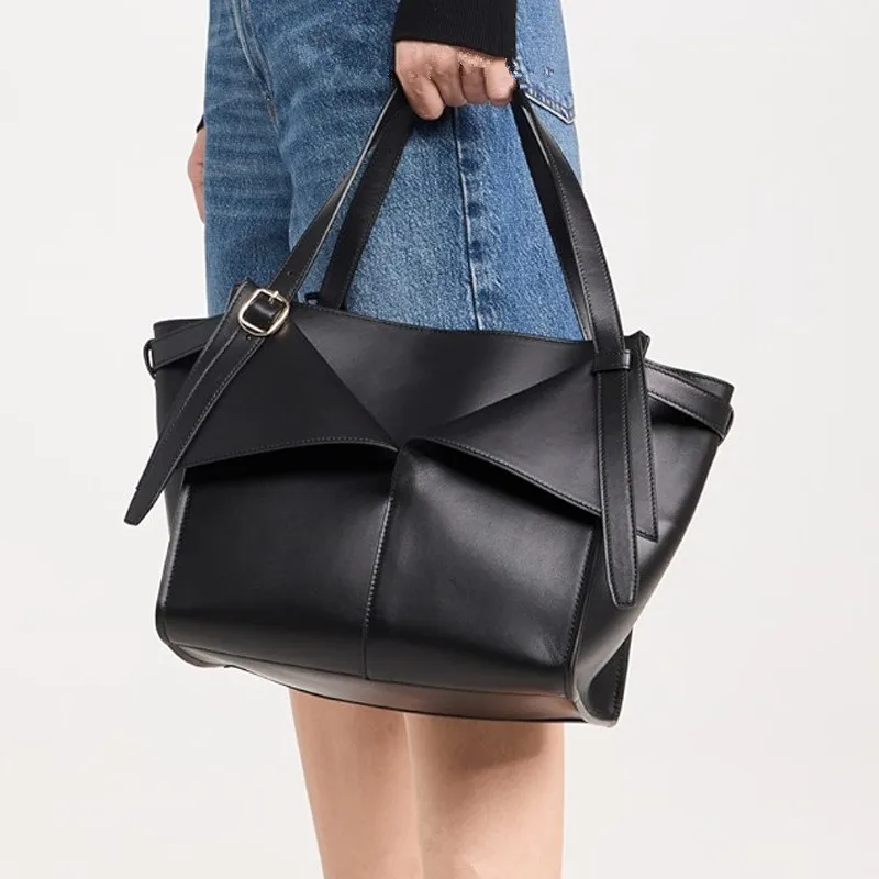 2025 الفاخرة مصمم المرأة دعوى طوق شكل حمل حقيبة العلامة التجارية الشهيرة حقائب اليد ذات سعة كبيرة للطي الكتف حقيبة تحت الإبط #3