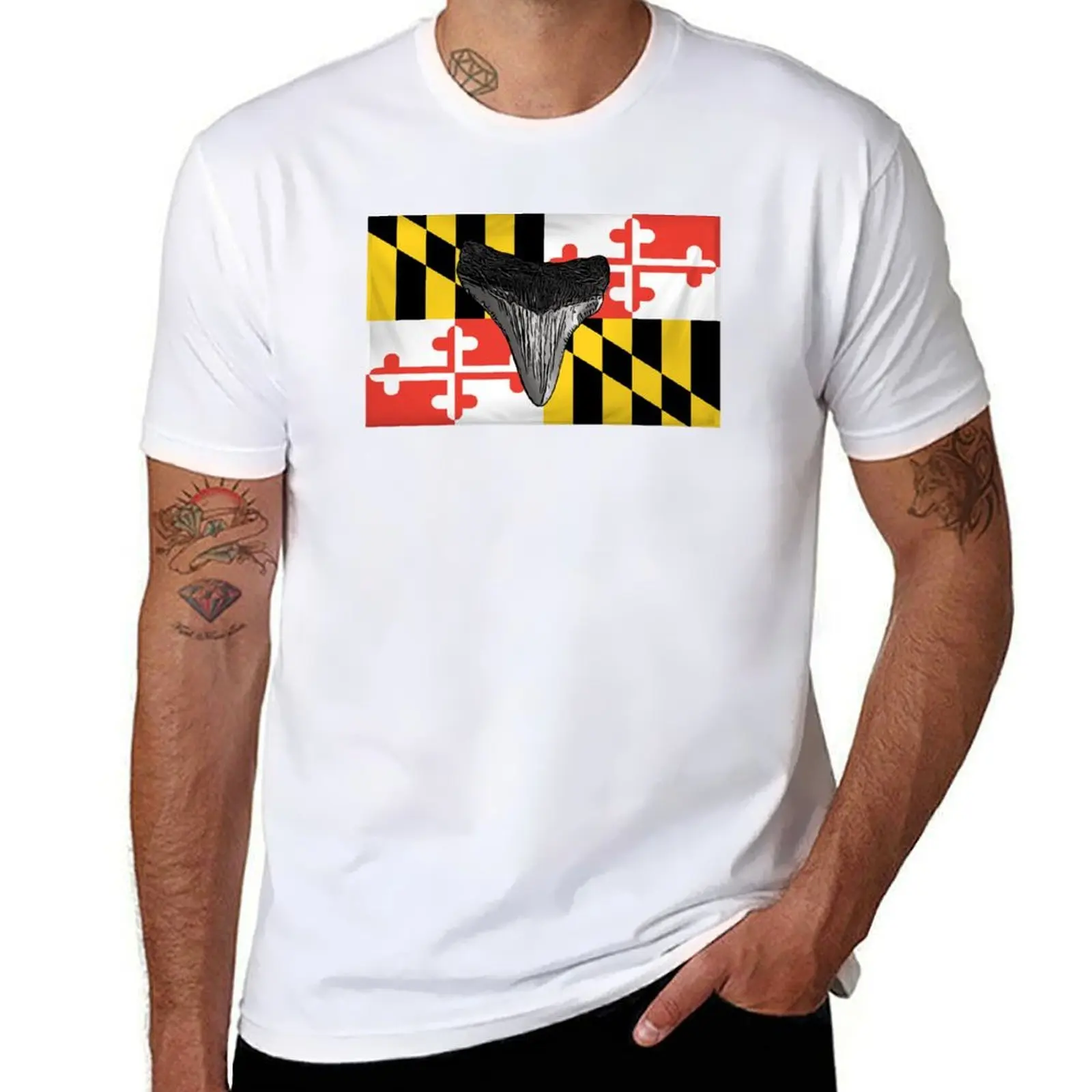 

Футболка с изображением акулы на флагом Мэриленде, забавные футболки, хлопковая мужская футболка, хлопковые 100% футболки для мужчин, забавная футболка с графикой