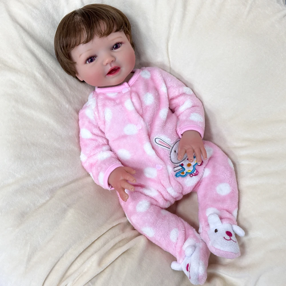 دمية أطفال من الفينيل ريبورن مقاس 18 بوصة، زي وردي قطيفة، تعبير لطيف، عيون رائعة، جسم قابل للتمرين، شعر متجذر يدويًا، صندوق ألوان