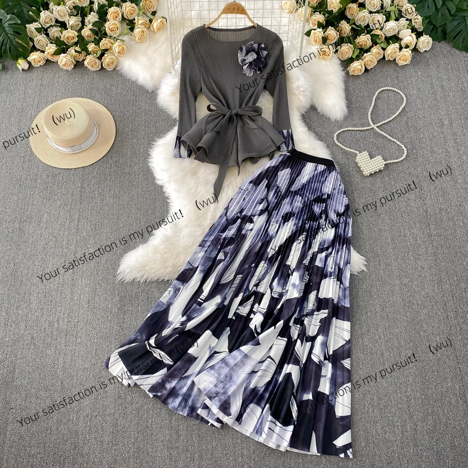 ZOCI – dreidimensionales, unregelmäßiges Oberteil mit Blumentaille, hohe Taille und dünnem, bedruckter Faltenrock, zweiteiliges Set