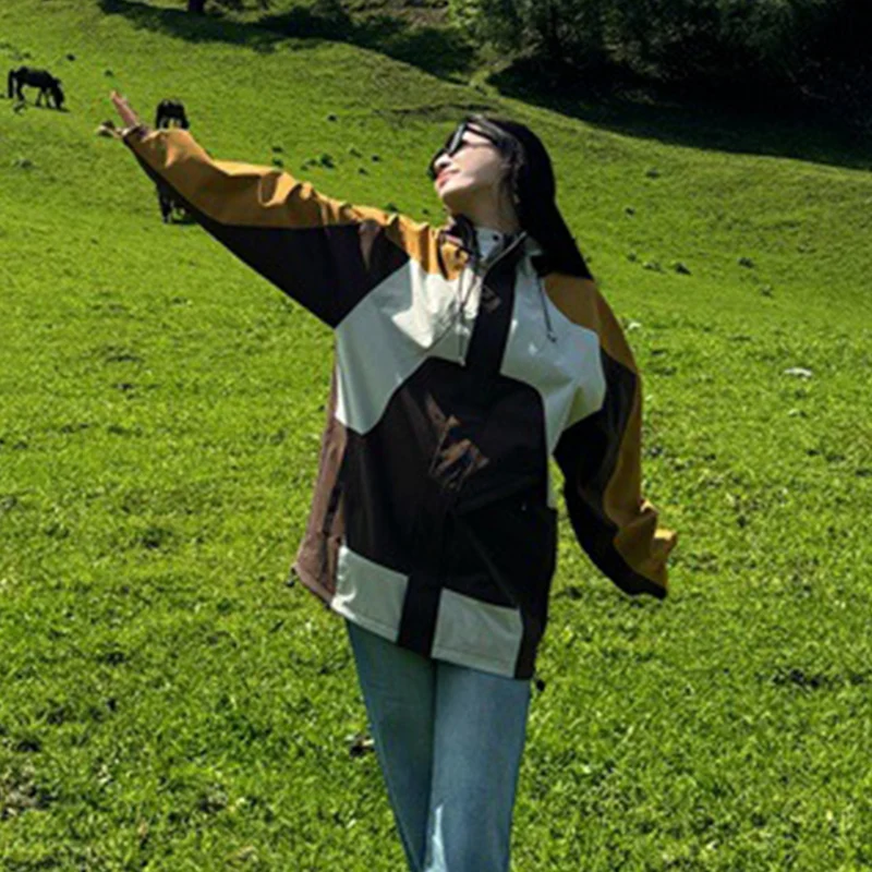 เสื้อแจ็คเก็ตแฟชั่นลายปะติดสำหรับผู้หญิง เสื้อแจ็คเก็ตกันลมมีฮู้ด มีกระเป๋า เหมาะสำหรับกิจกรรมกลางแจ้ง รุ่นใหม่ปี 2025 แบบซิป แจ็คเก็ตสปอร์ตสำหรับผู้หญิง