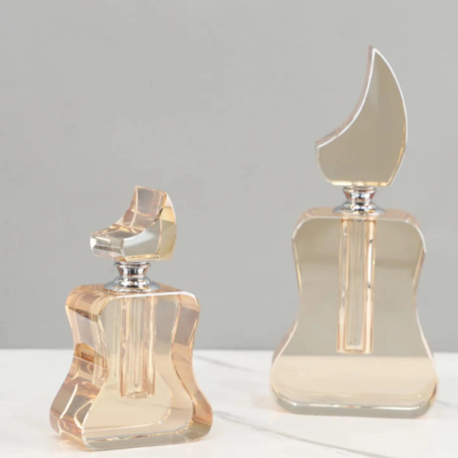 botella-de-perfume-facetada-con-tapon-esferico-brillante-adorno-con-aspecto-de-cristal-transparente-para-el-vestibulo-del-hotel