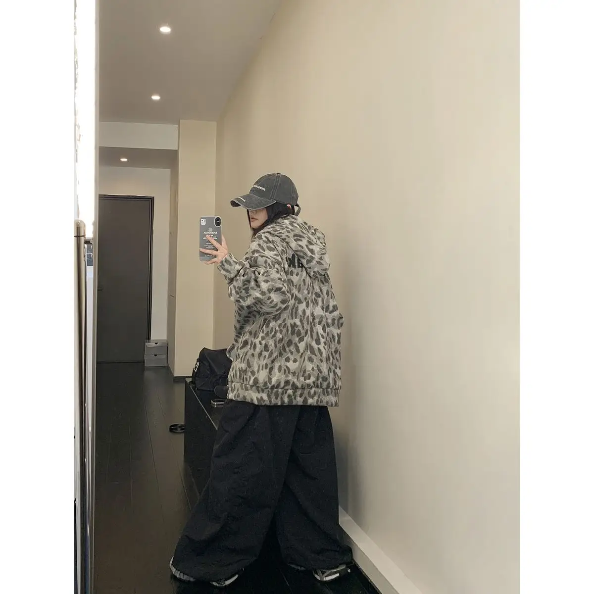 Damska kurtka z kapturem w szary wzór panterki, luźna, retro, ocieplana, w stylu niszowym, amerykańska, wytrzymała, na wiosnę i jesień 2025.