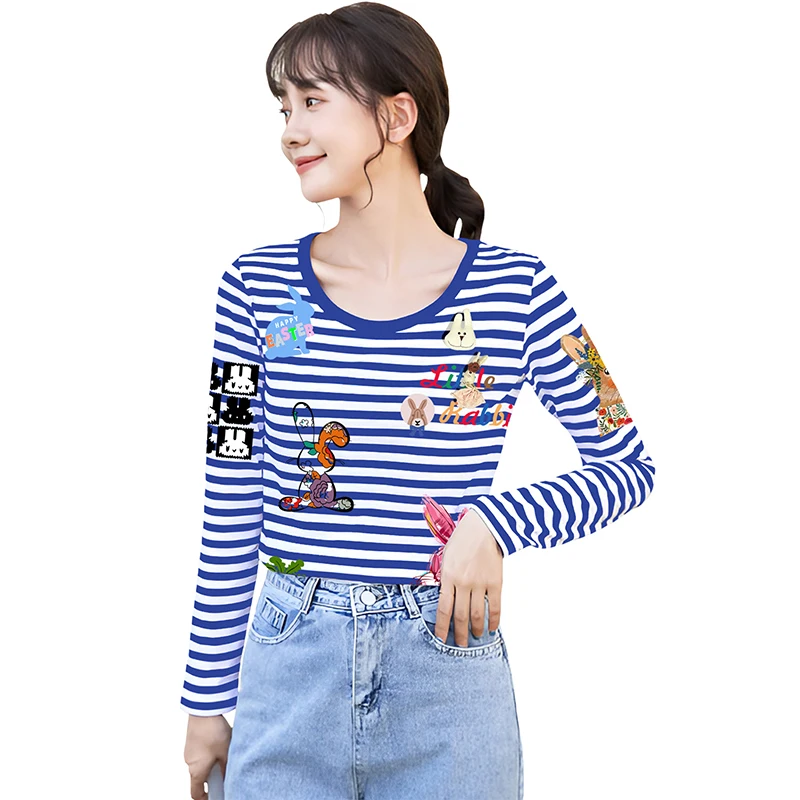 

Women Striped T-Shirt with Animal Doll Brooch Long-sleeved Bear Dog Rabbit Elephant Goose Print Cotton Crewneck Autumn Fit Tee
