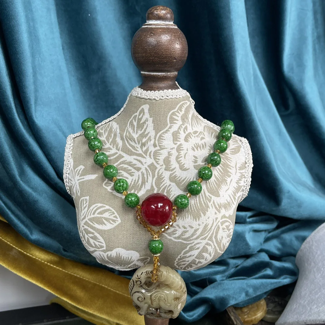 

Винтажное нефритовое ожерелье из бисера, зеленые бусины из драгоценных камней с центральной частью красного агата и резной подвеской, элегантные этнические украшения для женщин