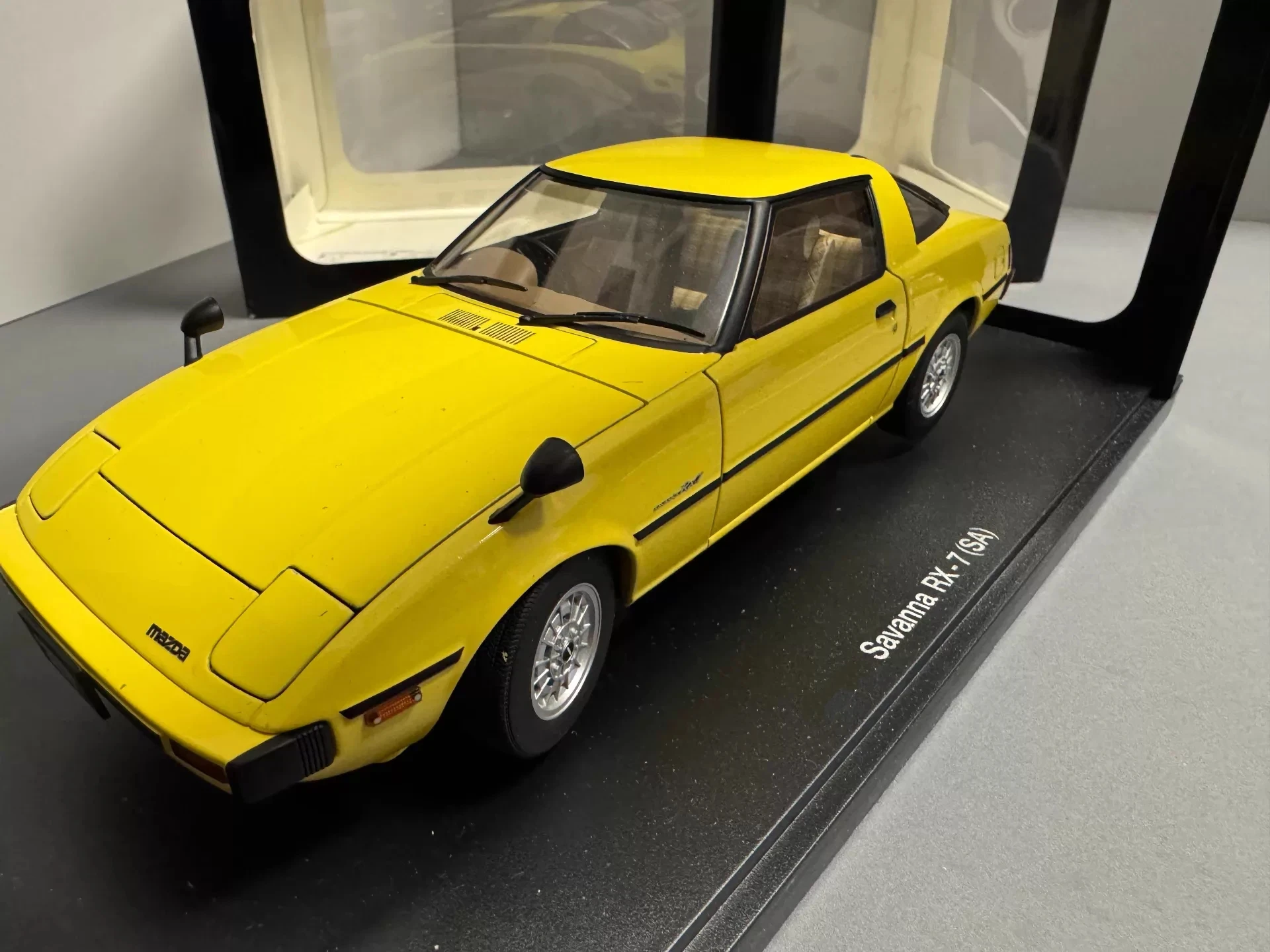 

Autoart 1:18 Savanna RX7 Yellow JDM Simulation Limited Edition All Open Alloy Metal Static Car Model Toy Gift