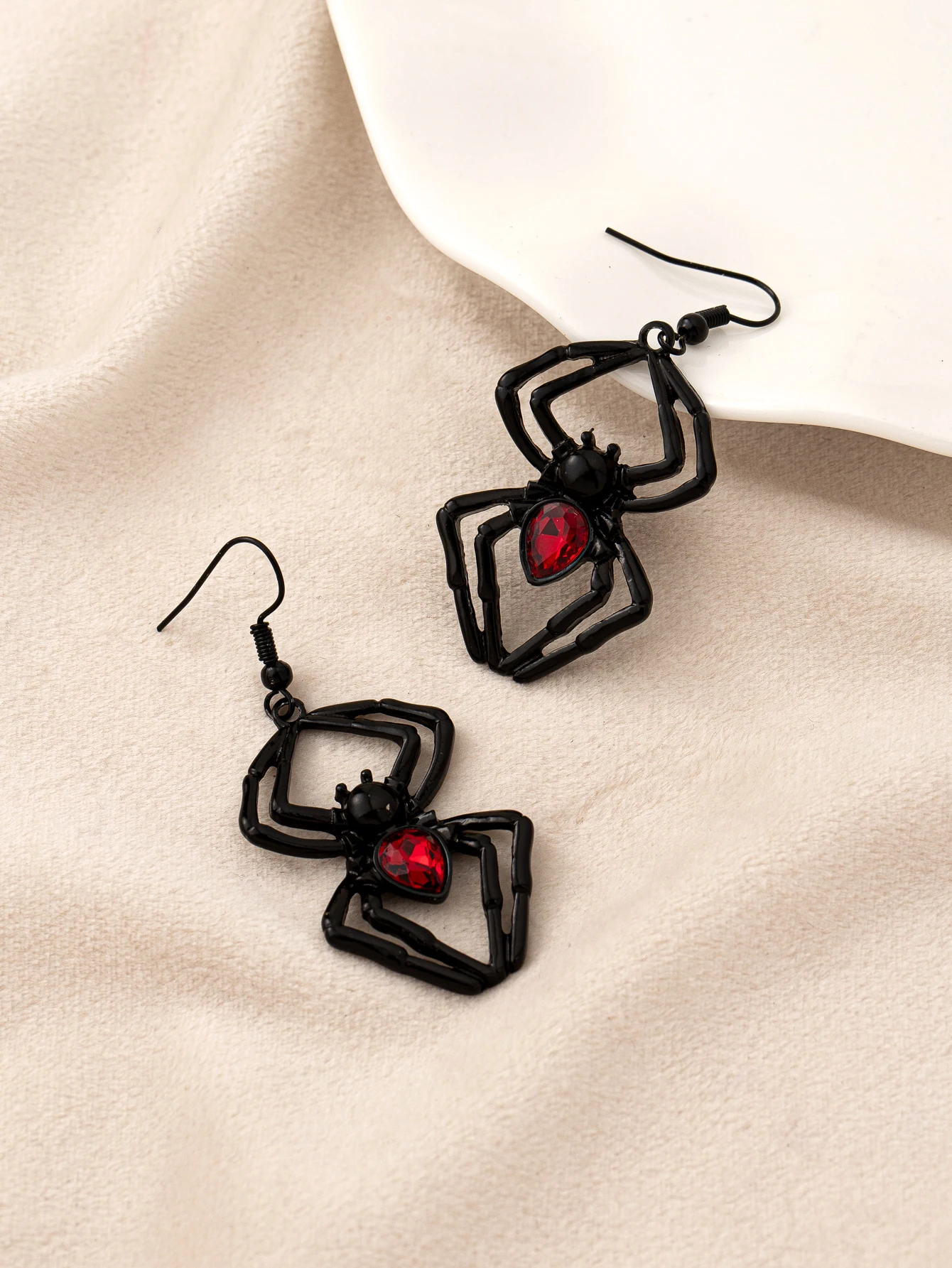 เก๋ไก๋กับต่างหูสตรีแมงมุมสีดำคลาสสิก