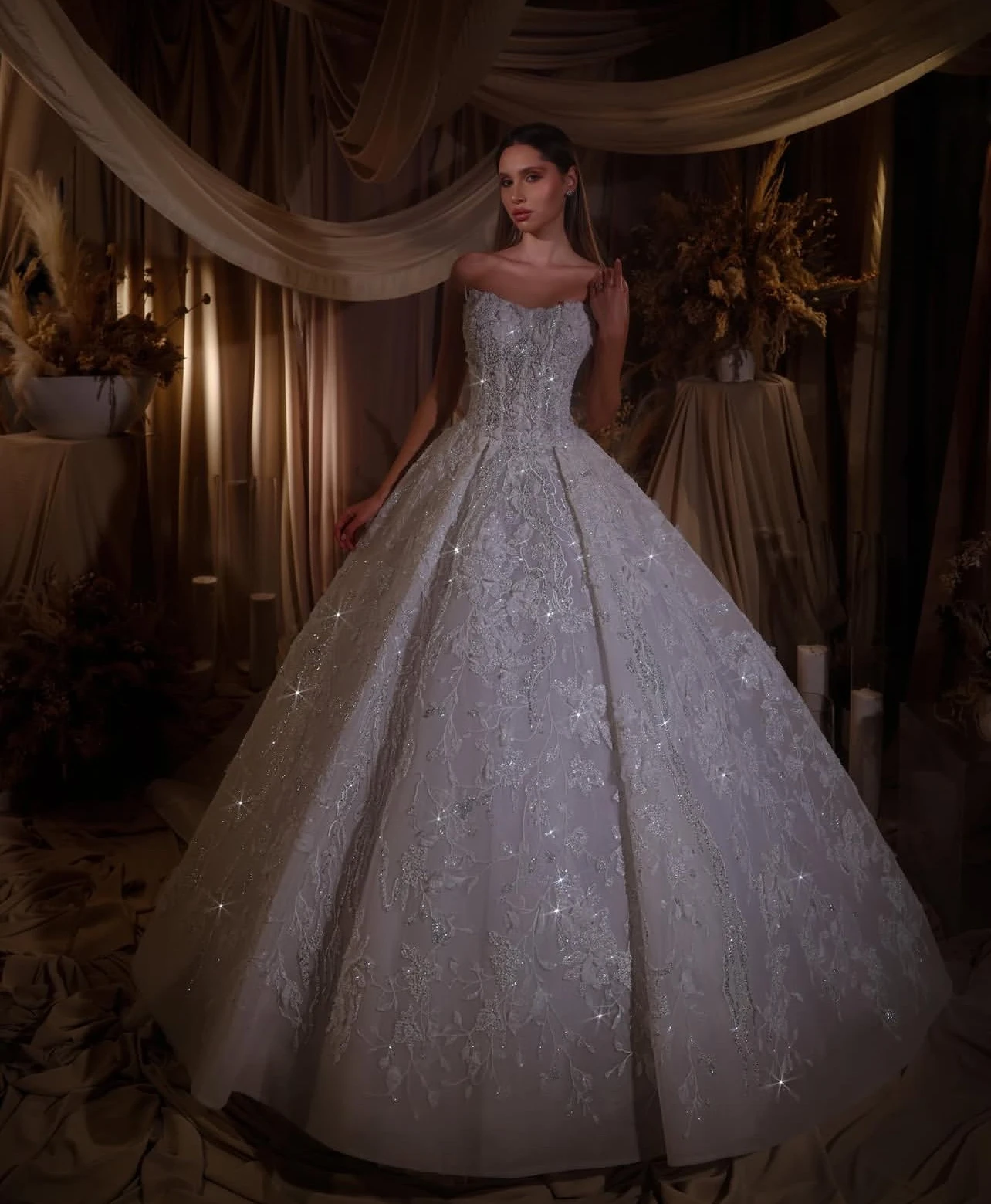 

Customized Luxurious and beautiful wedding dress, sparkling strapless sleeveless women's court wedding dress Vestido de novia