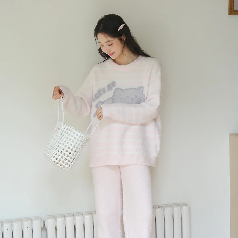 بيجامة سميكة بخطوط قطط ناعمة على الطراز الكوري للخريف والشتاء