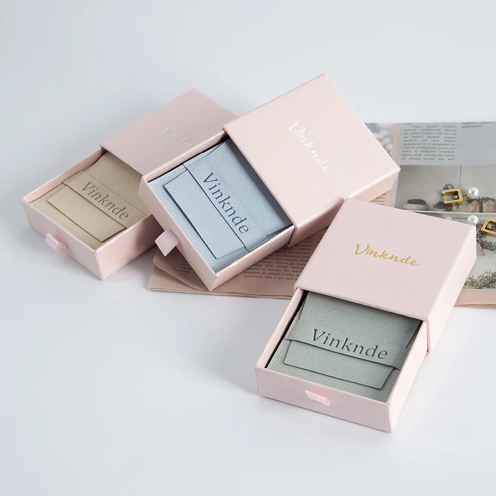 Logo personalizzato 50 pezzi Custodia per imballaggio di gioielli Scatola per cassetti in cartone Orecchini di moda Anelli Scatole per imballaggio con borsa da sposa in pelle scamosciata