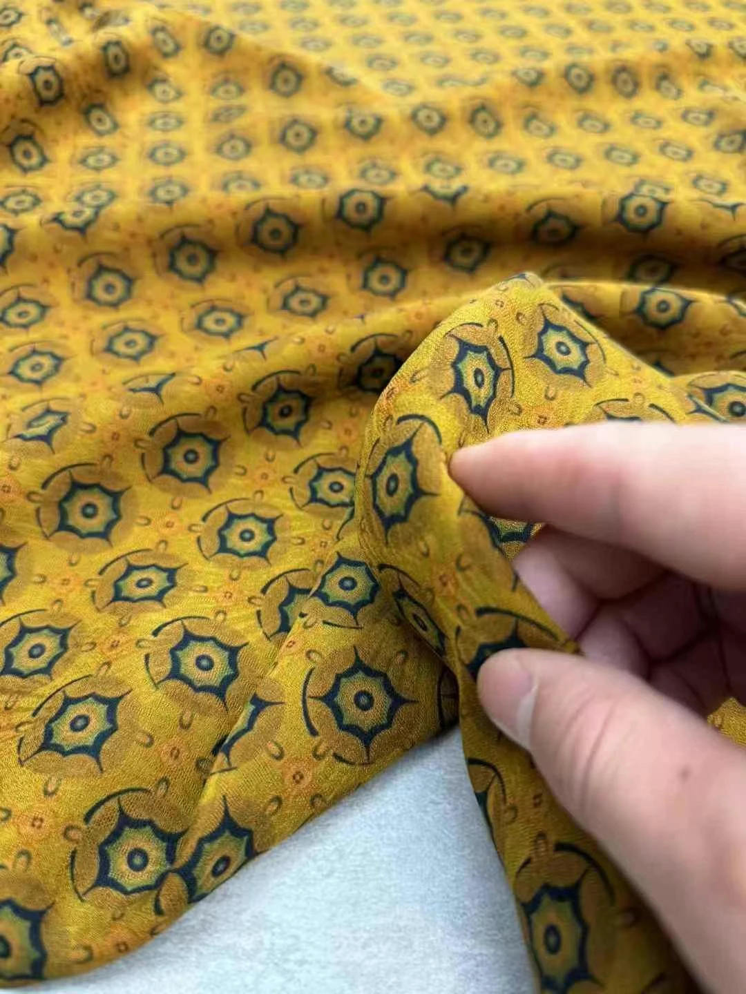 

25mm Yellow Floral 100% Mulberry Silk Clothing Fabric Dress Shirt