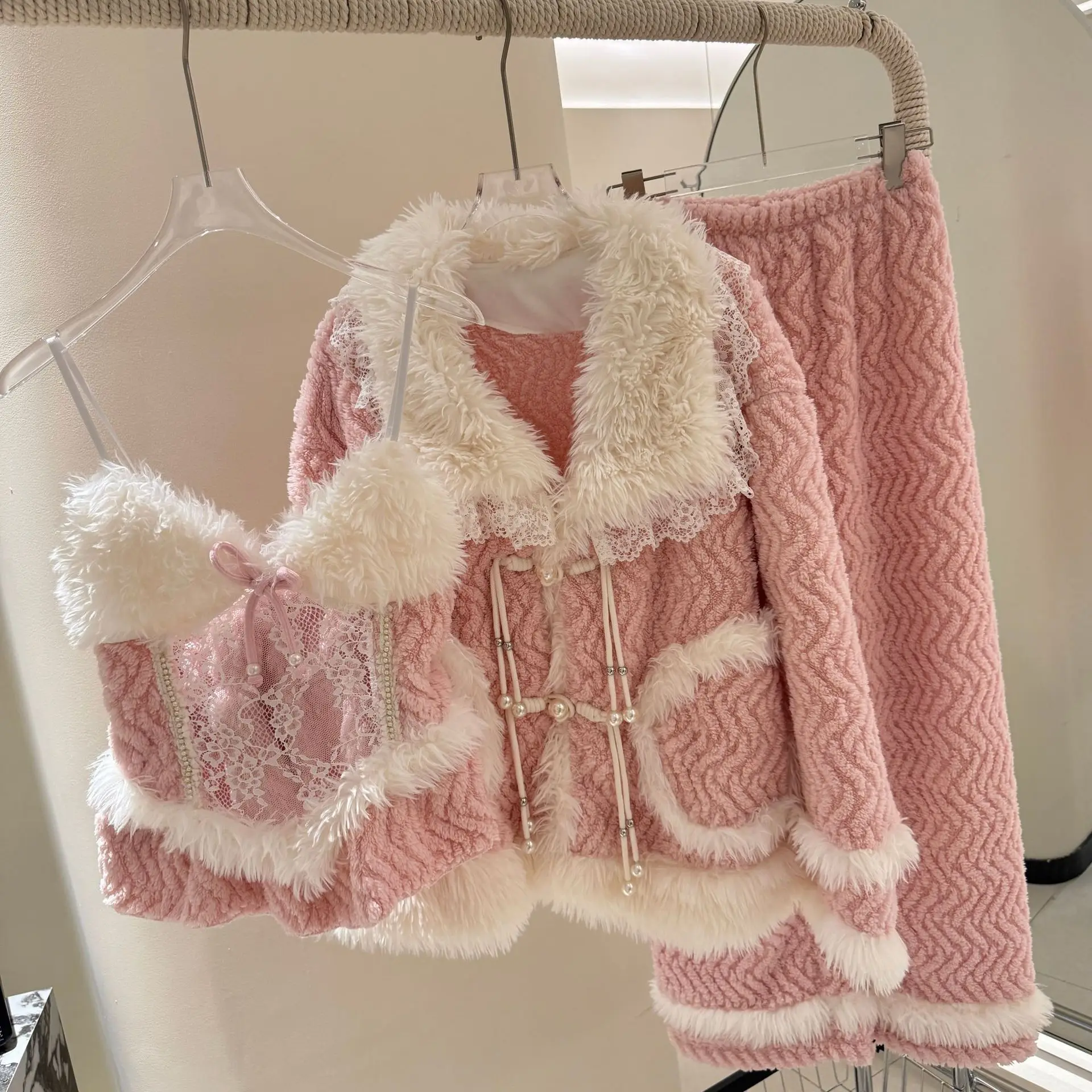 

Розовые женские фланелевые пижамы, осенне-зимняя одежда для сна из кораллового флиса, рубашка с длинными рукавами, брюки на бретельках, комплект из трех предметов