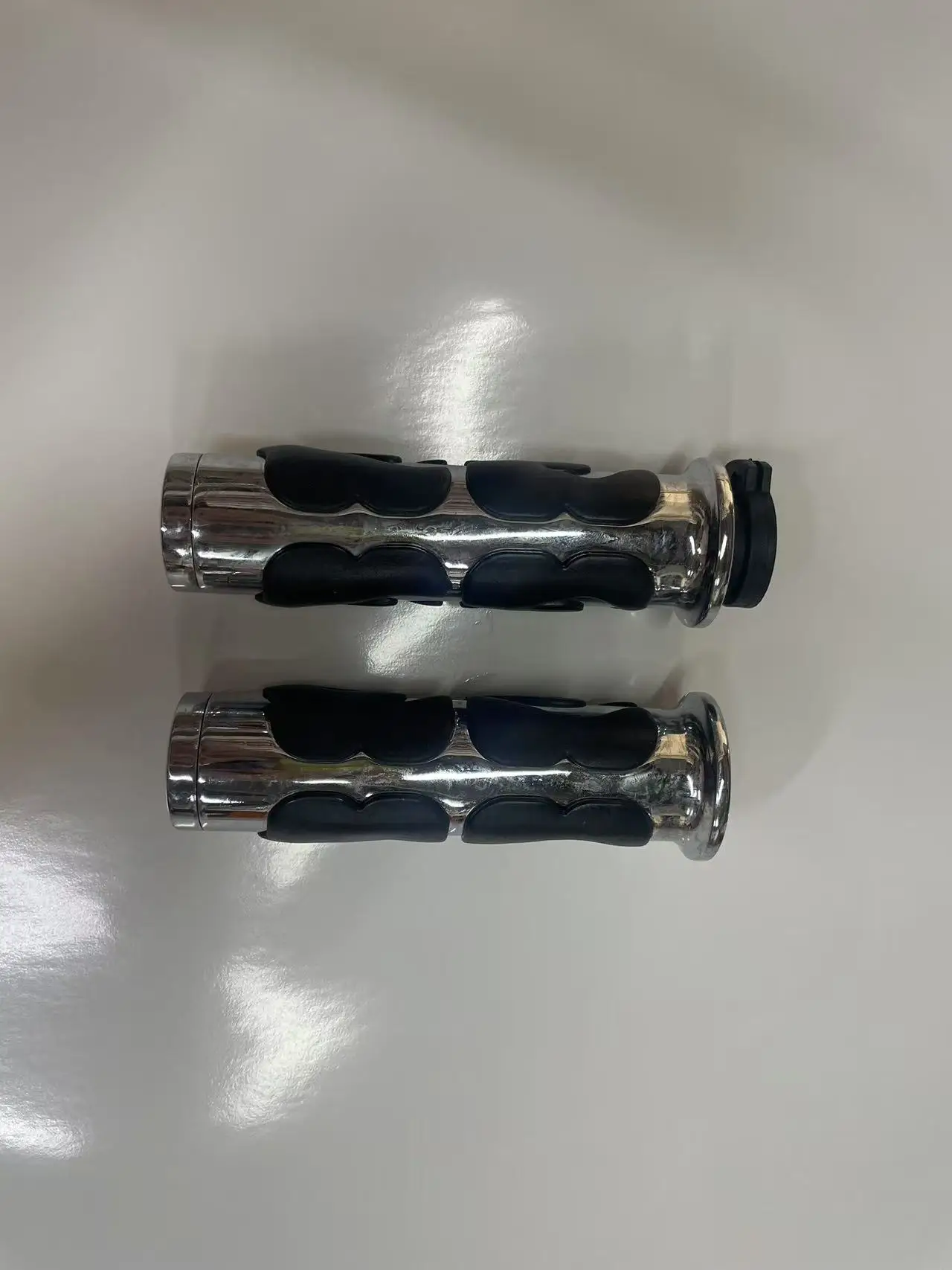 

Motorcycle 1" 25mm Skull Rubber Slip Handlebar Hand Grips For Harley Honda Kawasaki Suzuki Yamaha Bikes Cruiser Chopper Custom