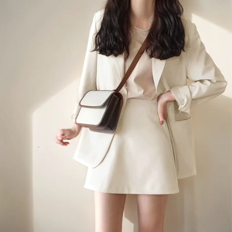 

Женский элегантный укороченный блейзер из крепа в американском морском стиле с латунными пуговицами, контрастной отделкой и дышащей тканью, универсальный.