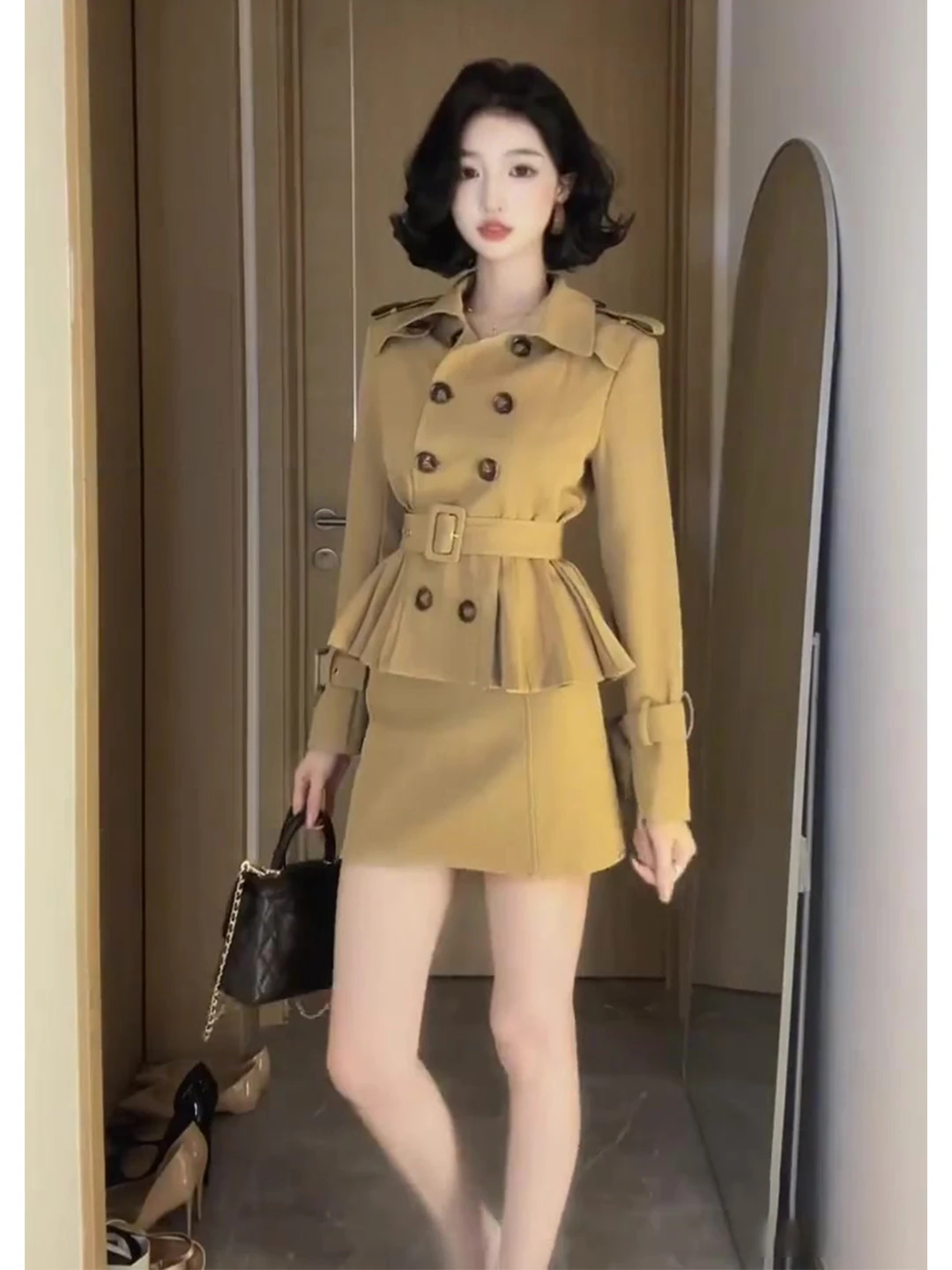 

Элегантный комплект из короткой юбки А-силуэта и жакета цвета хаки в ретро-стиле для женщин, модный ансамбль для осенне-зимнего сезона.