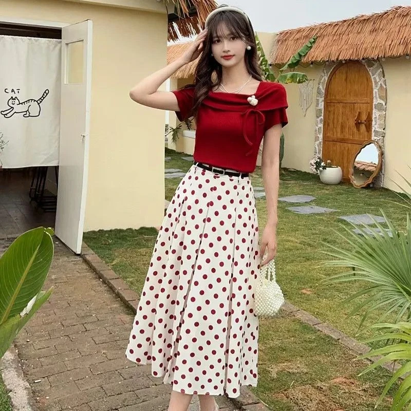 

Ретро-костюм в гонконгском стиле для женщин: летний комплект из двух предметов — топ с квадратным вырезом и юбка в горошек.