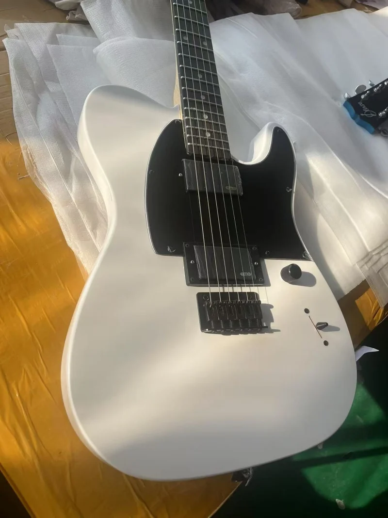 Factory exports 6-string white electric guitar，H H pickup truck，String through the body，Solid wood quality, free delivery