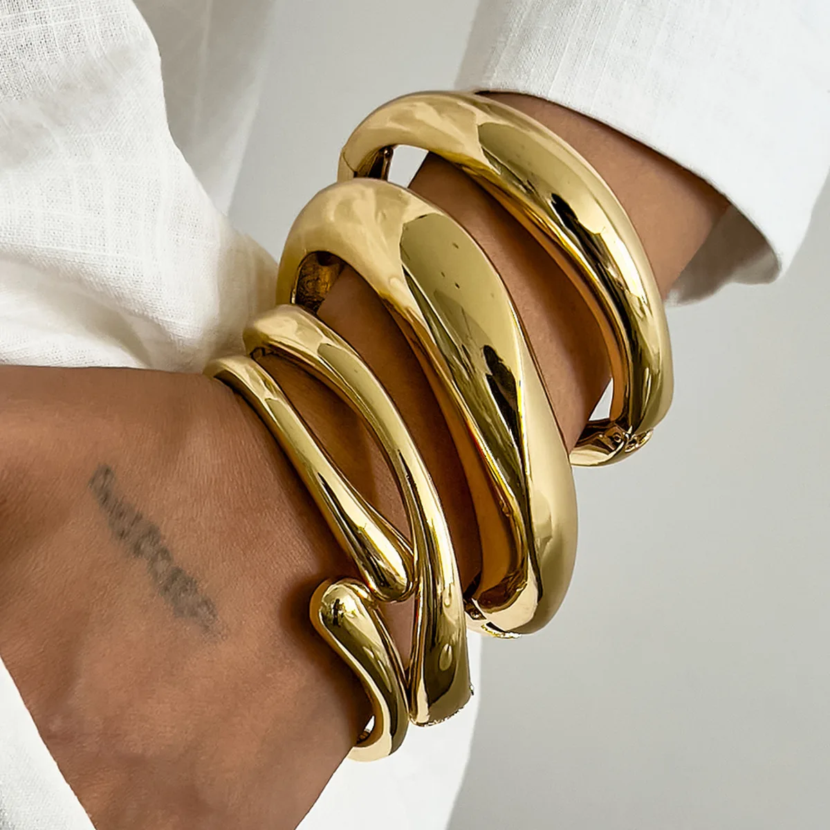 Ingemark 4-Styles Punk Heavy Metal Offene Armreifen für Frauen Neuer Trend Goth Unregelmäßig Glänzend Frühling Arm Armbänder Grunge Schmuck