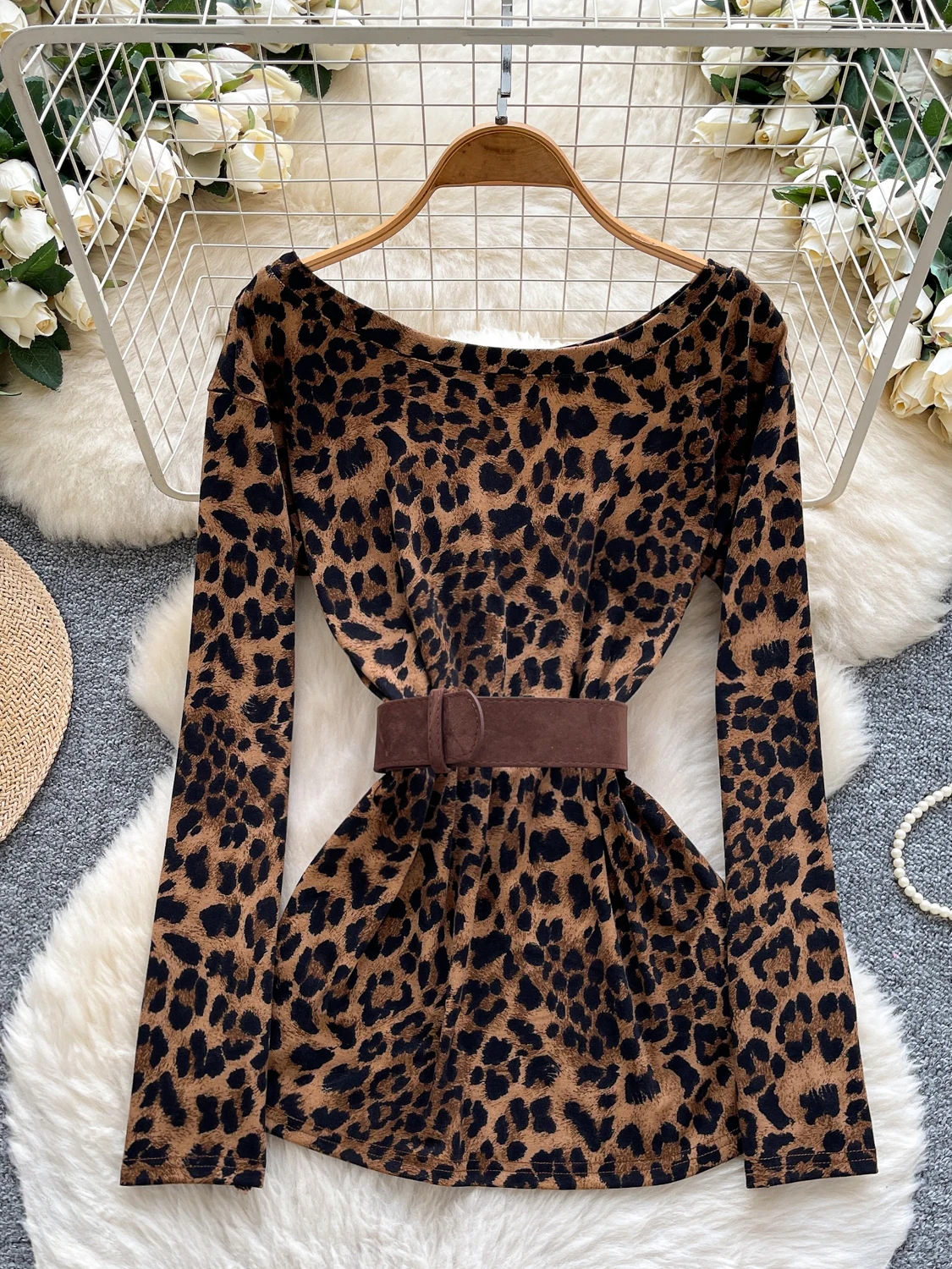 กระโปรงทรงเอผ้าโพลีเอสเตอร์พิมพ์ลายเซ็กซี่สำหรับผู้หญิง แขนยาว เอวสูง มีเข็มขัด  ฤดูใบไม้ร่วง 2025 เหมาะสำหรับใส่ไปทำงาน