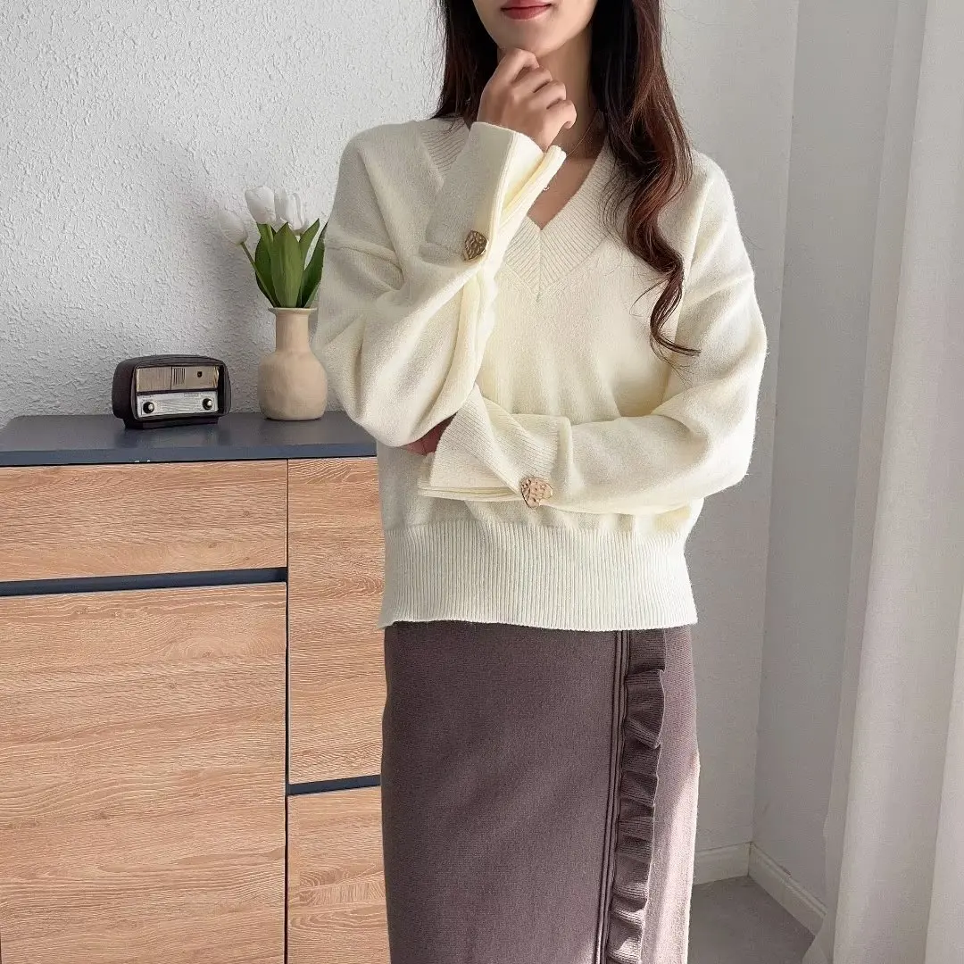 

Ethereal MD 2025 massidutti autumn new style of Ladies' fashionable and casual V-neck solid-color knitted sweater